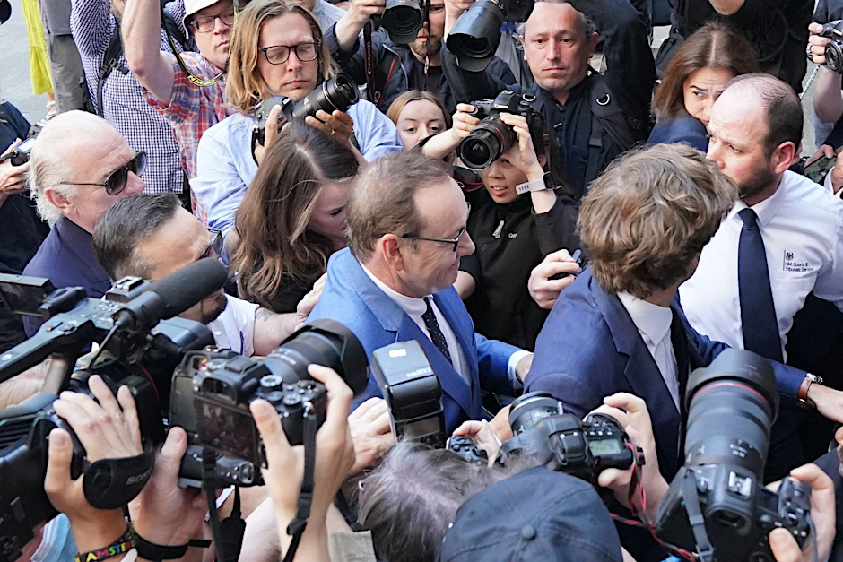 London: US-Schauspieler Kevin Spacey (Bildmitte) bahnt sich den Weg ins Gericht.
