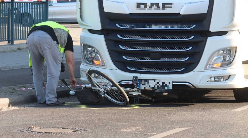 Unfall in Treptow: Radfahrerin wird von Lkw überrollt und verliert Arm