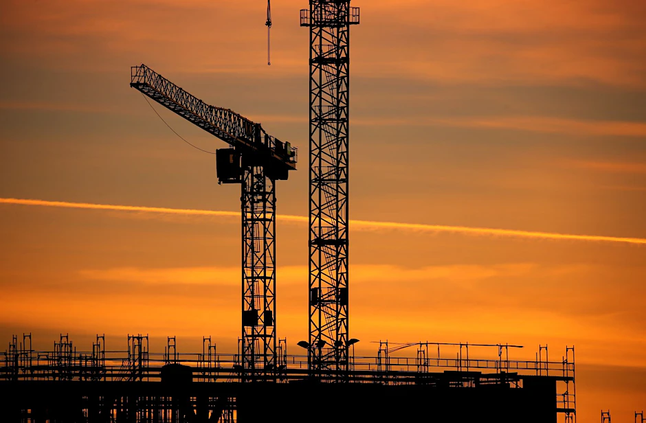 ARCHIV - Baukräne auf einer Großbaustelle: Das Ifo-Institut erwartet für dieses Jahr ein Wirtschaftswachstum von 2,5 Prozent, das IfW ist mit 2,1 Prozent zurückhaltender.  