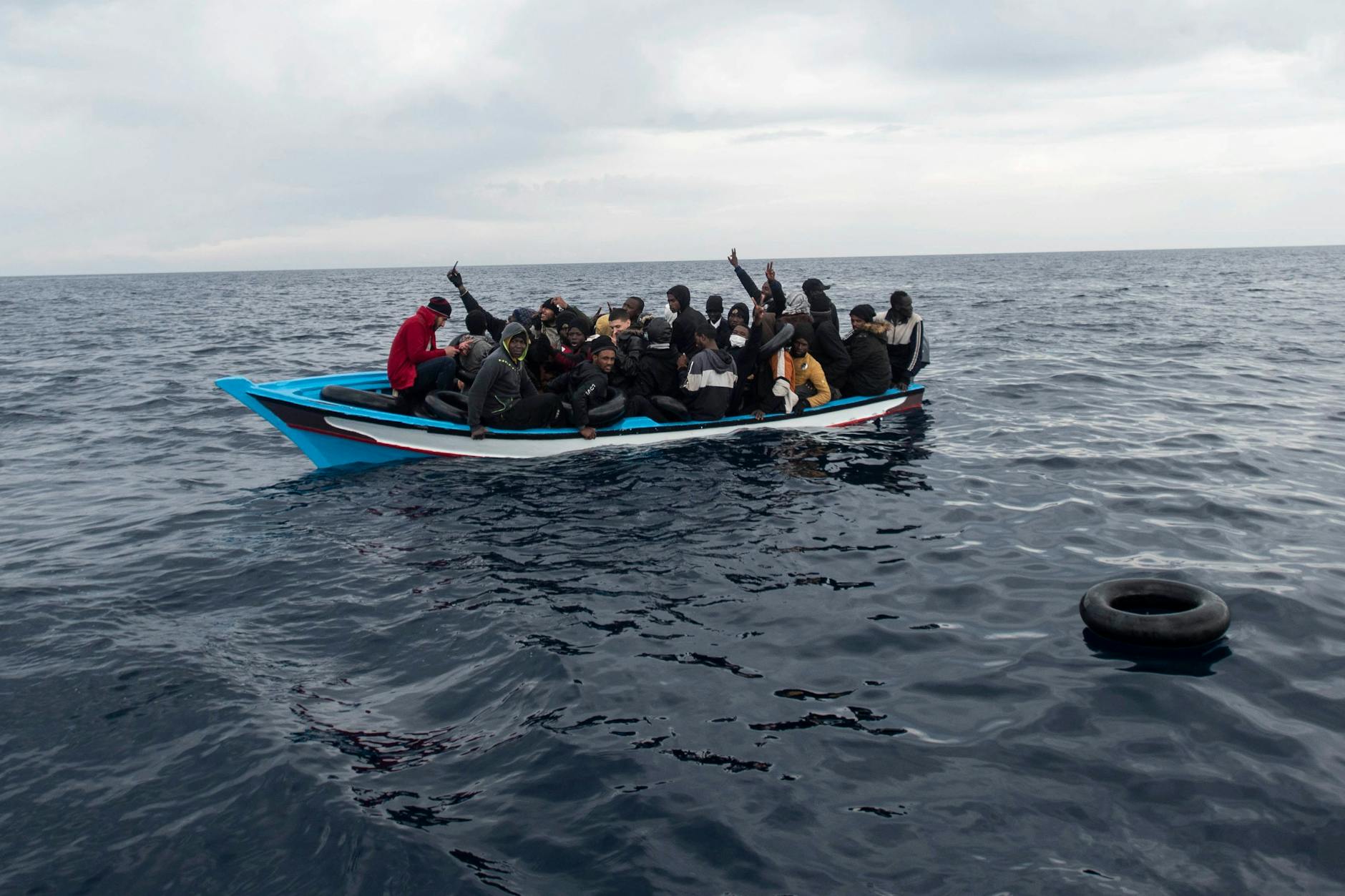 Ein Holzboot mit 28 Flüchtlingen aus Afrika und dem Maghreb wird vor Libyen gerettet.