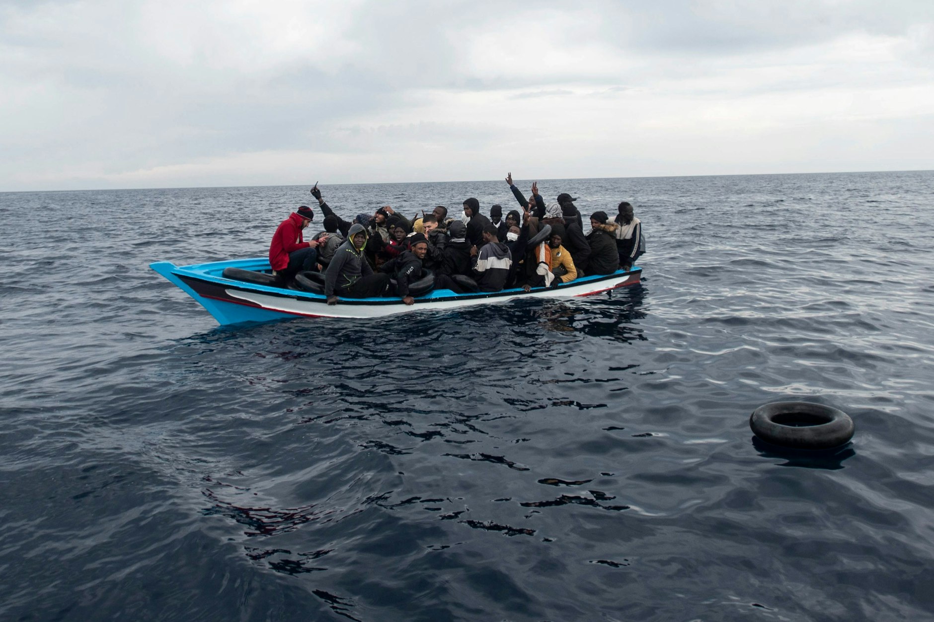 Ein Holzboot mit 28 Flüchtlingen aus Afrika und dem Maghreb wird vor Libyen gerettet.