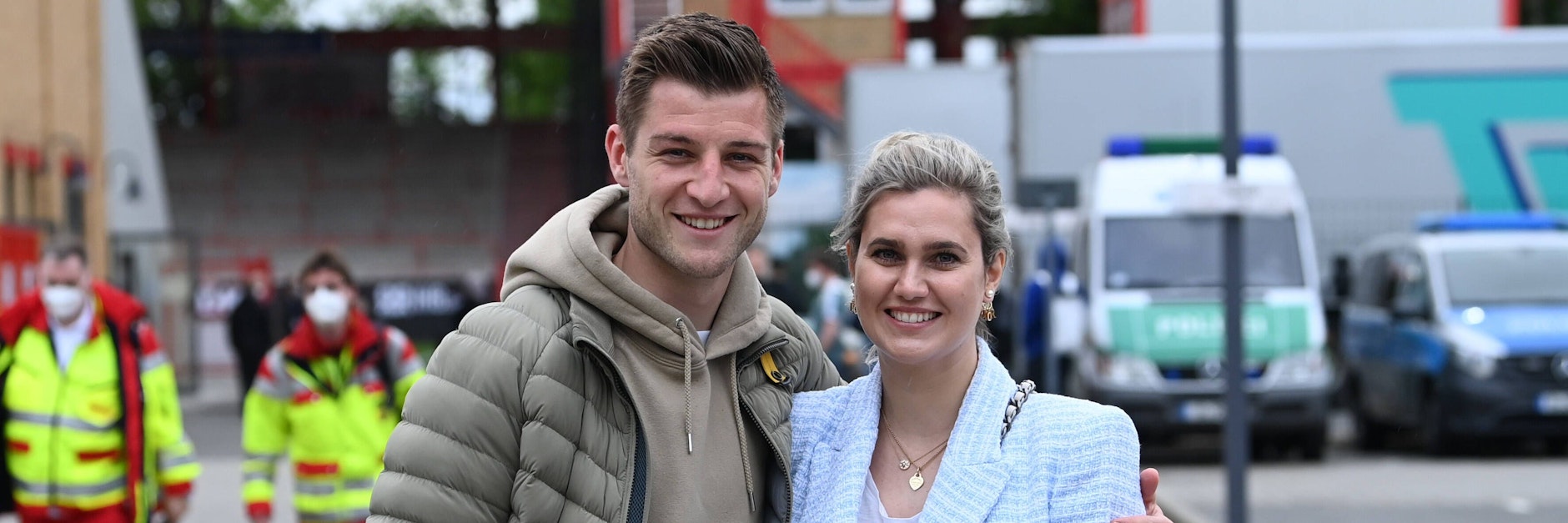 Robin Knoche und seine Ehefrau Anna sind glücklich über die Geburt ihrer kleinen Tochter.