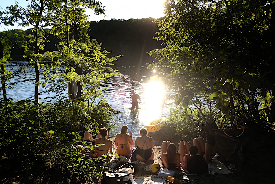 Berliner baden im Schlachtensee (Symbolbild).