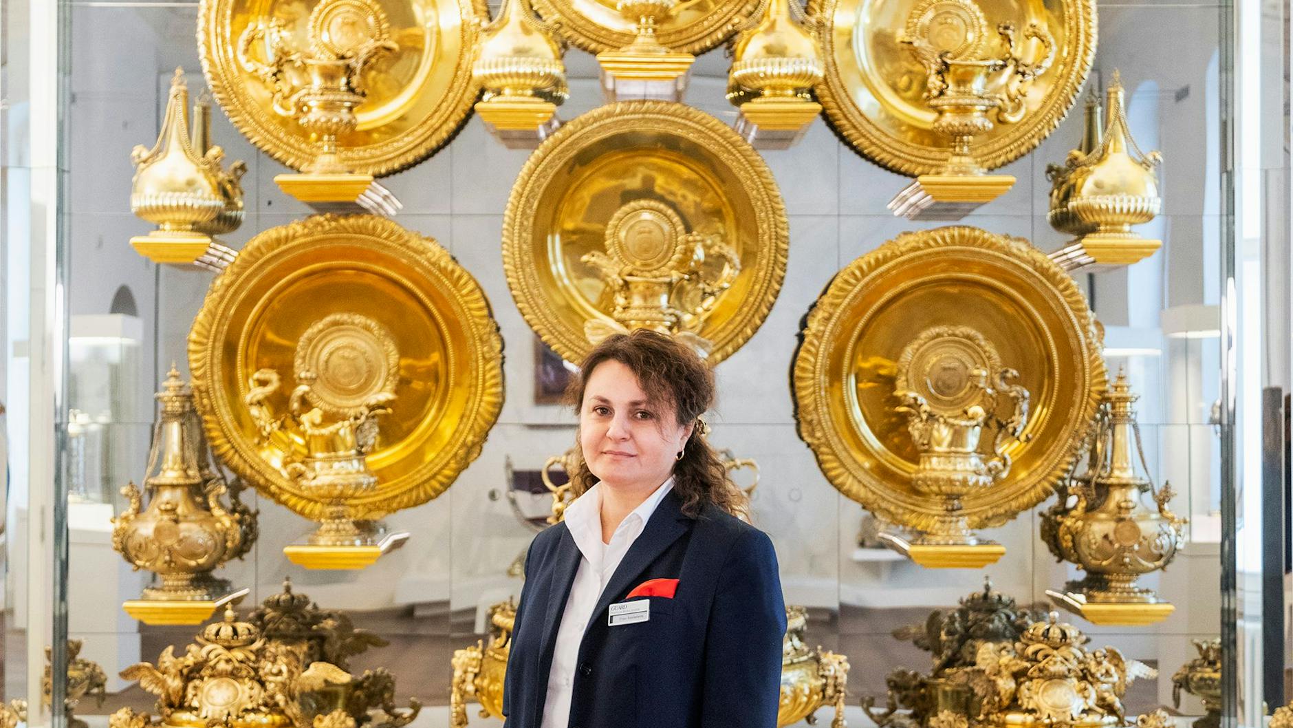 Olha Savielieva vor ihrem Lieblingswerk, dem Silberbuffet im Kunstgewerbemuseum.