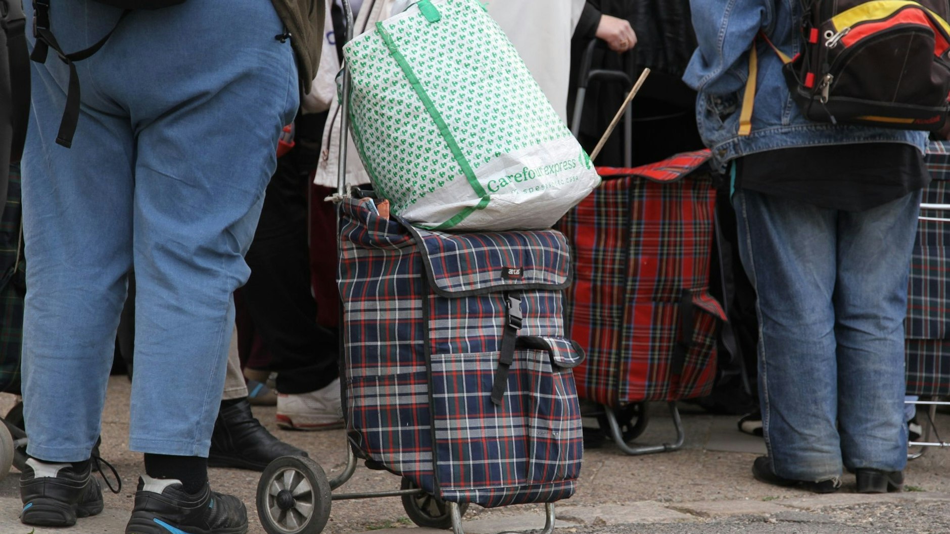 Bedürftige warten&nbsp; vor einer Lebensmittelausgabe der Berliner Tafeln.