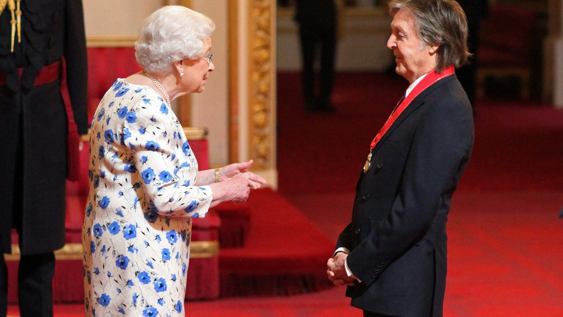 Sir Paul McCartney wird 2018 von Königin Elizabeth II. der Verdienstorden „Companion of Honour“ verliehen.