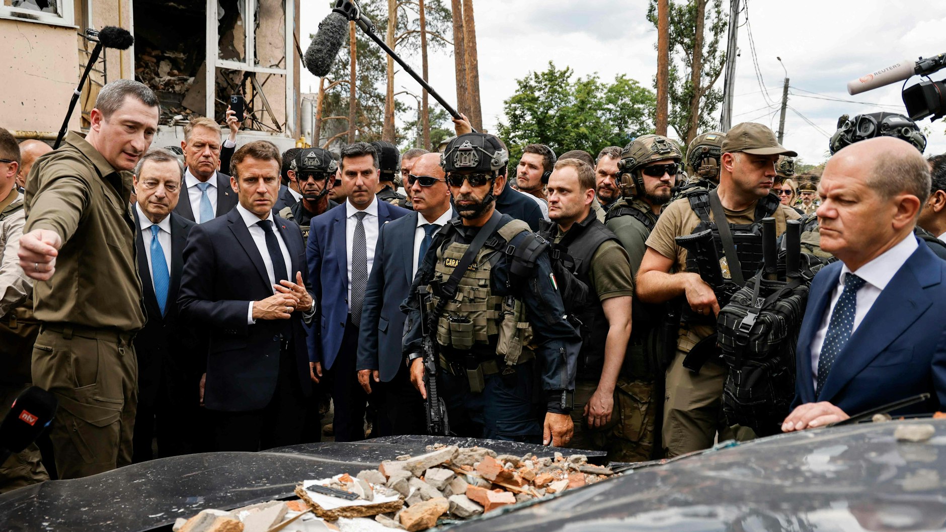 Kanzler Scholz gemeinsam mit Emmanuel Macron und Mario Draghi im Kiewer Vorort Irpin.