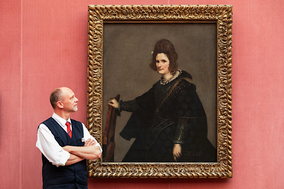 Gerard Janssen vor dem Porträt einer Dame von Velázquez in
              der Gemäldegalerie: „Sie guckt mich so an.“