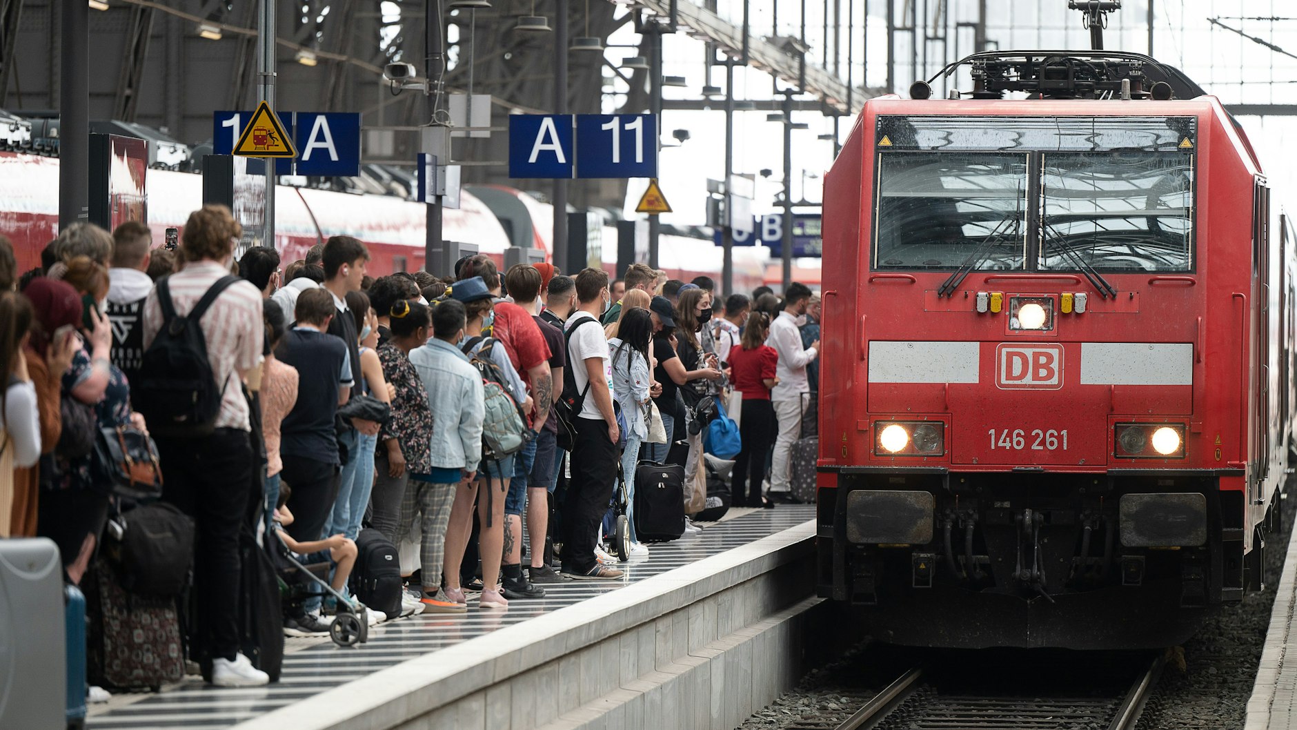 Das günstige 9-Euro-Ticket sorgt dafür, dass viele Regionalzüge völlig überfüllt sind - ein Zeichen dafür, dass viele den günstigen Nahverkehr nutzen wollen.
