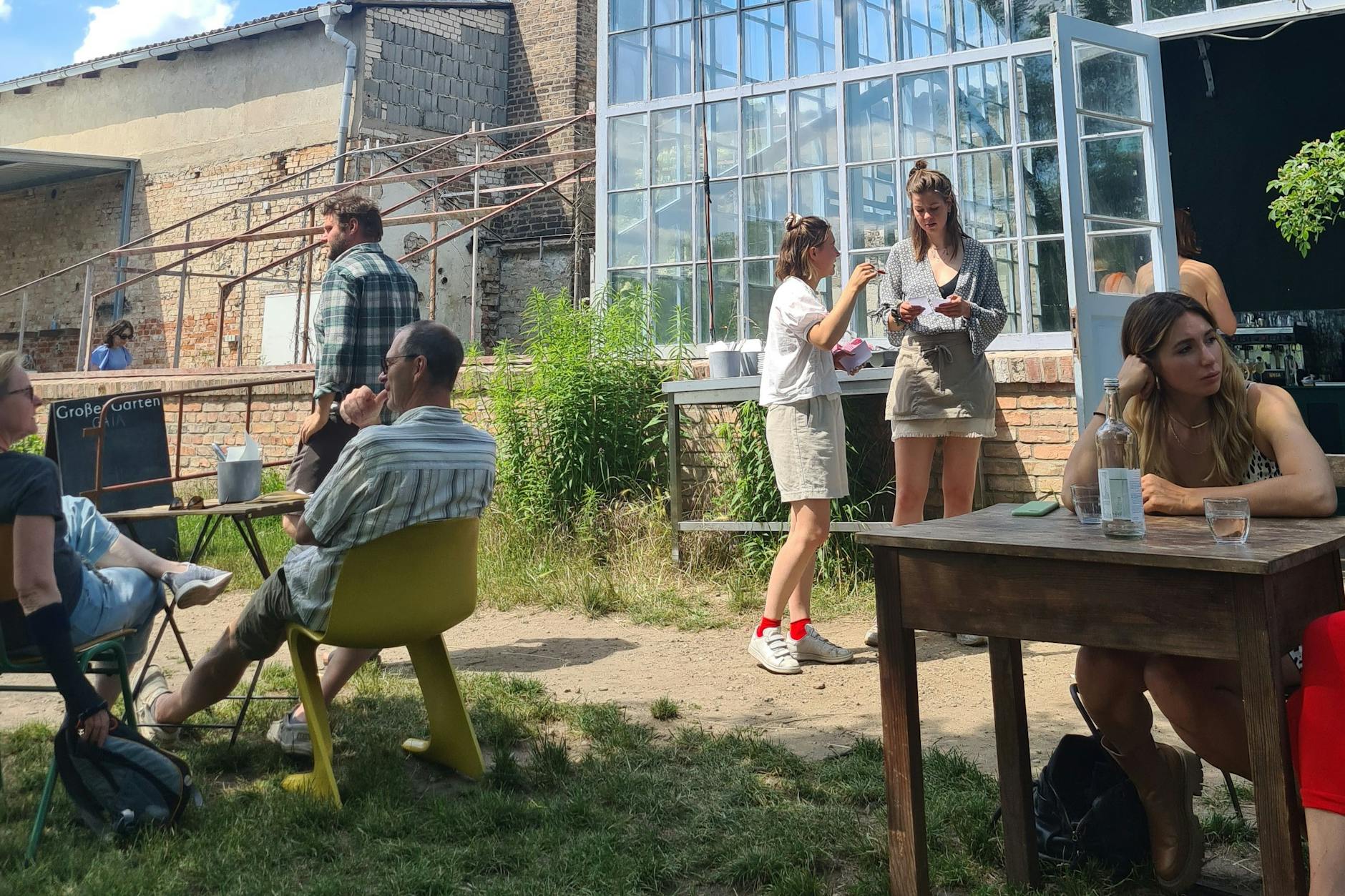 Großer Garten in Gerswalde. Der Autor dieser Zeilen ist auch im Bild.