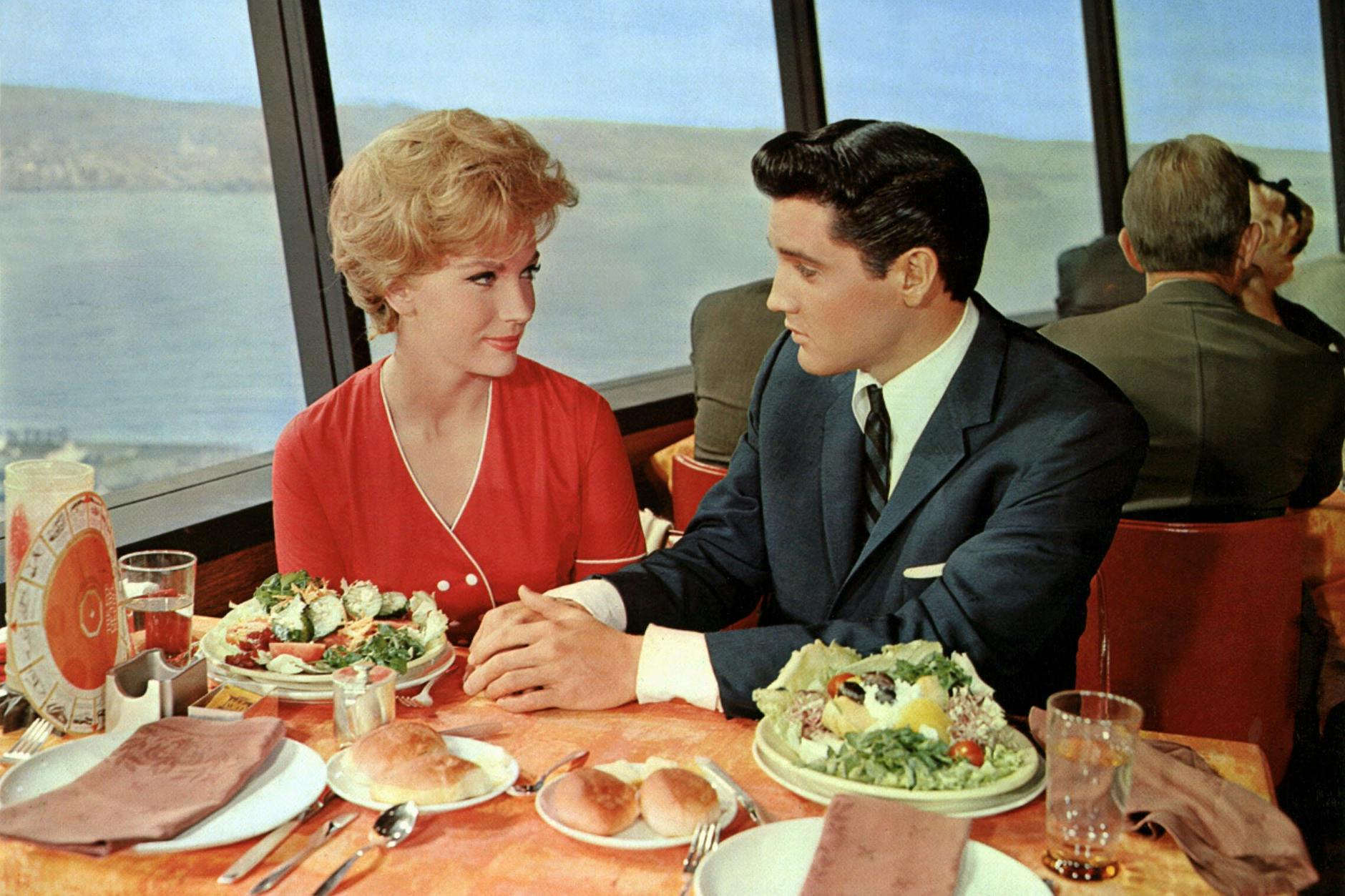 So schlank und sexy wie Elvis: Der Salat ist und bleibt die erste Wahl für die Gewichtsreduktion. Mit der richtigen Salatsoße wird die Tortur zur Kür. Aber hallo! Hier ein Bild aus dem Film „It Happened at the World's Fair“ (1963) mit Joan O’Brien.