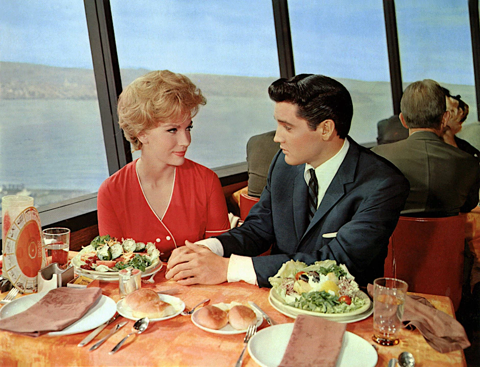 So schlank und sexy wie Elvis: Der Salat ist und bleibt die erste Wahl für die Gewichtsreduktion. Mit der richtigen Salatsoße wird die Tortur zur Kür. Aber hallo! Hier ein Bild aus dem Film „It Happened at the World