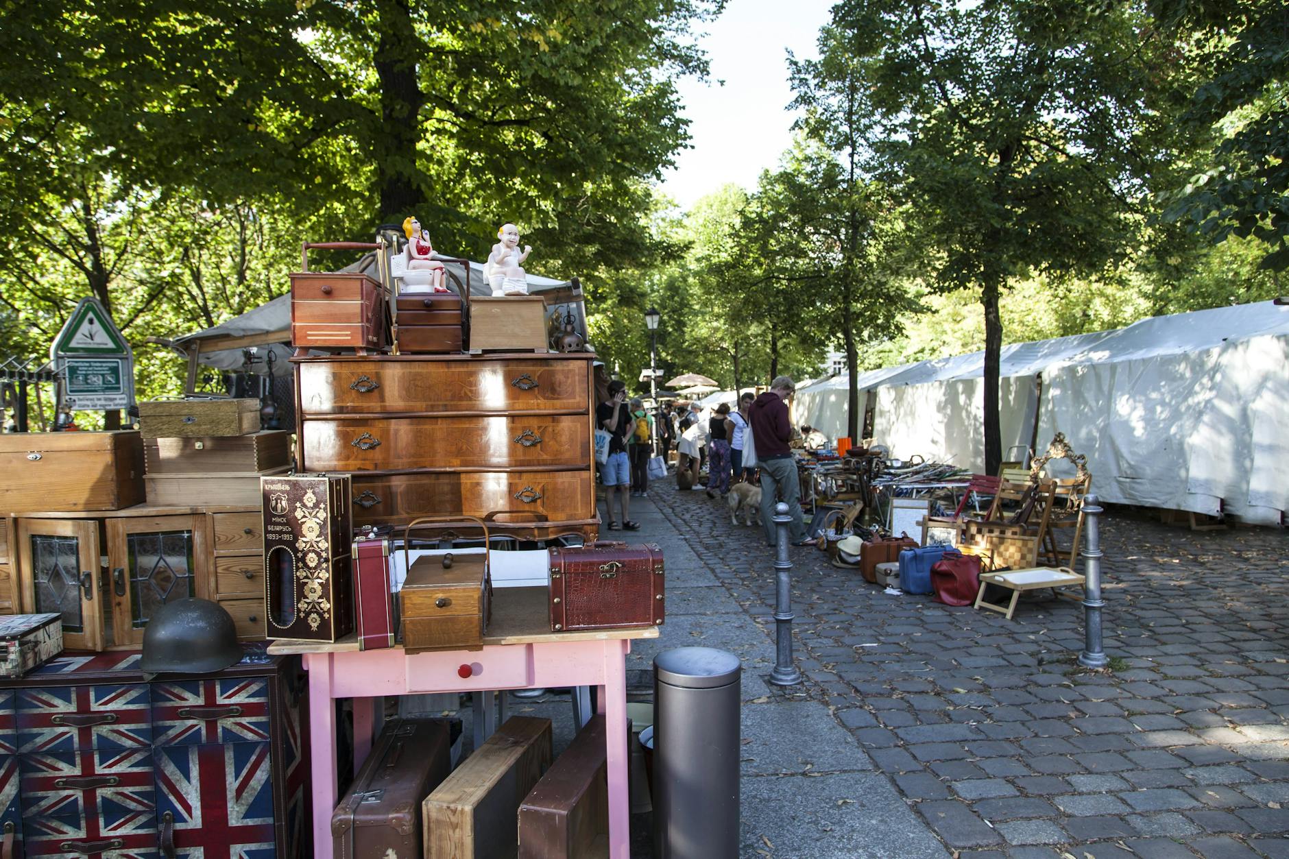 Hier kann man noch echte Schätze erstehen: der Flohmarkt am Arkonaplatz.