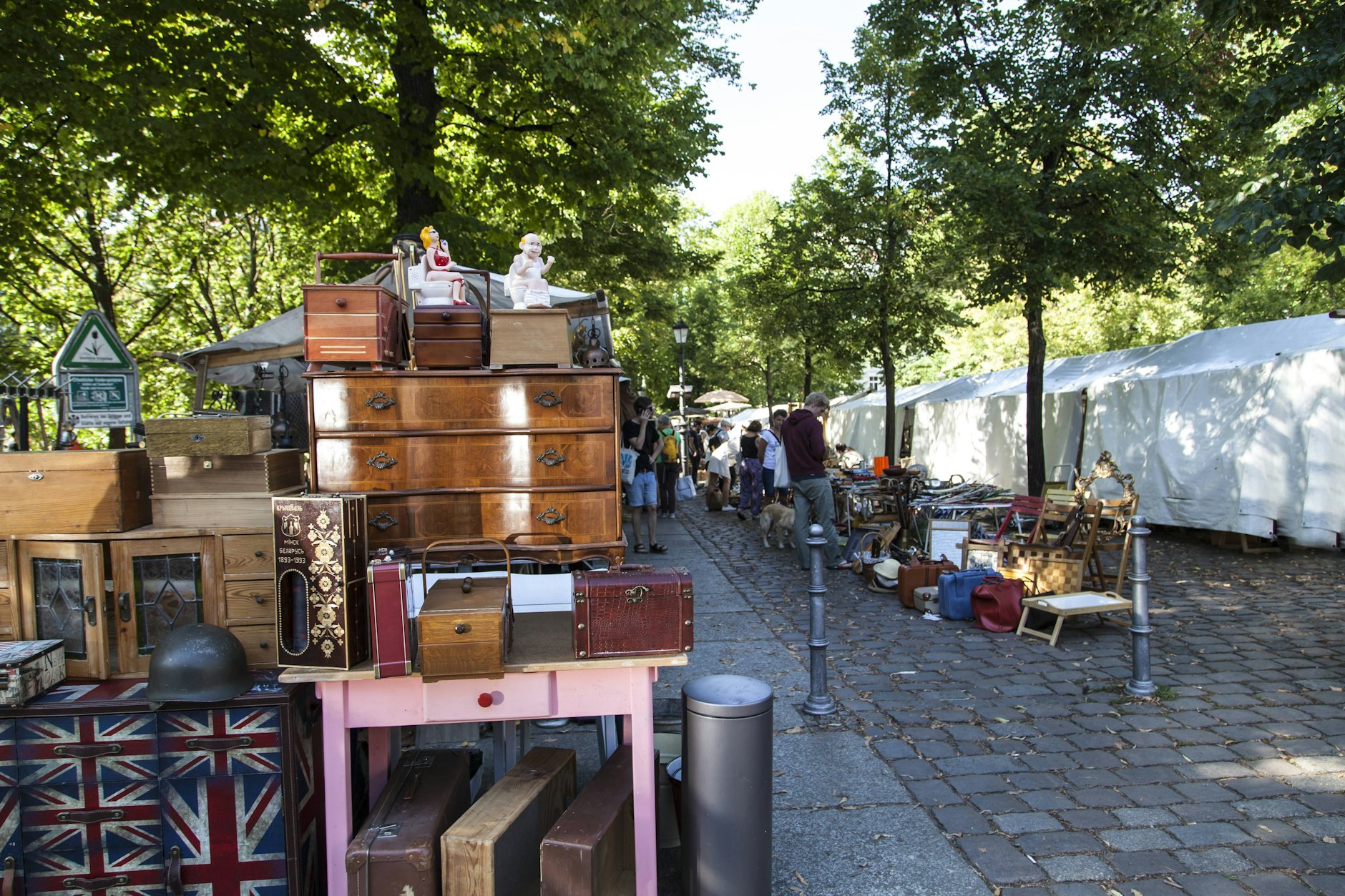 Hier kann man noch echte Schätze erstehen: der Flohmarkt am Arkonaplatz.