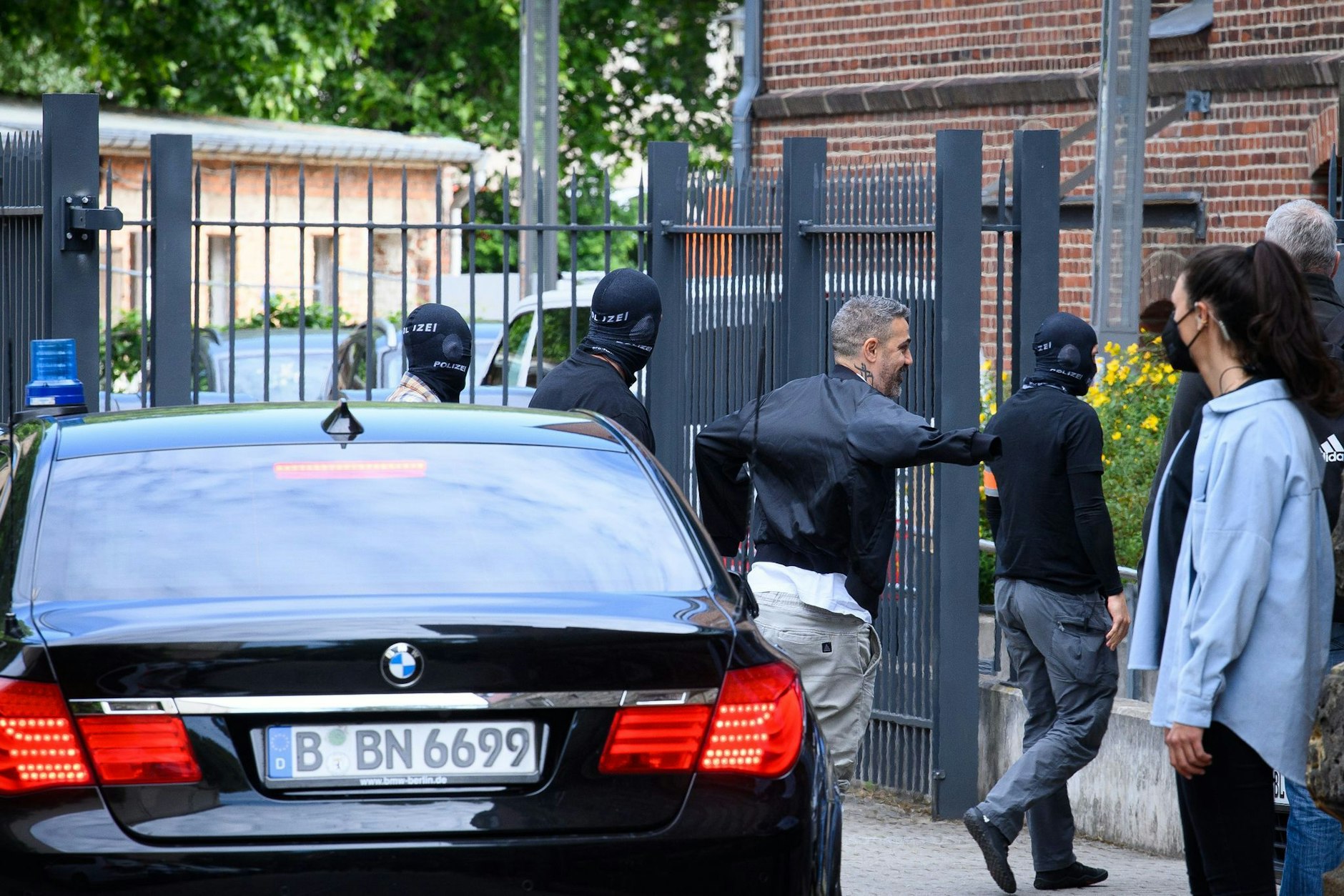 Rapper Bushido (M) kommt unter Polizeischutz zum Potsdamer Amtsgericht.