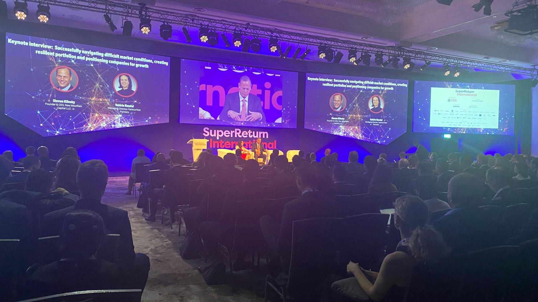 Ein Teilnehmer spricht auf der SuperReturn International-Konferenz am 16. Juni 2022.