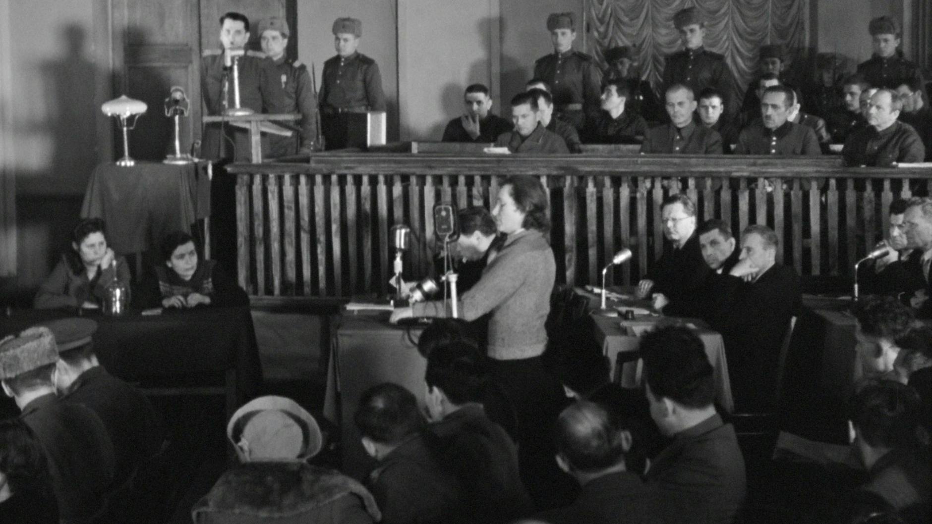 Prozess-Szene aus dem Film „Babyn Jar. Kontext“ von Sergei Loznitsa