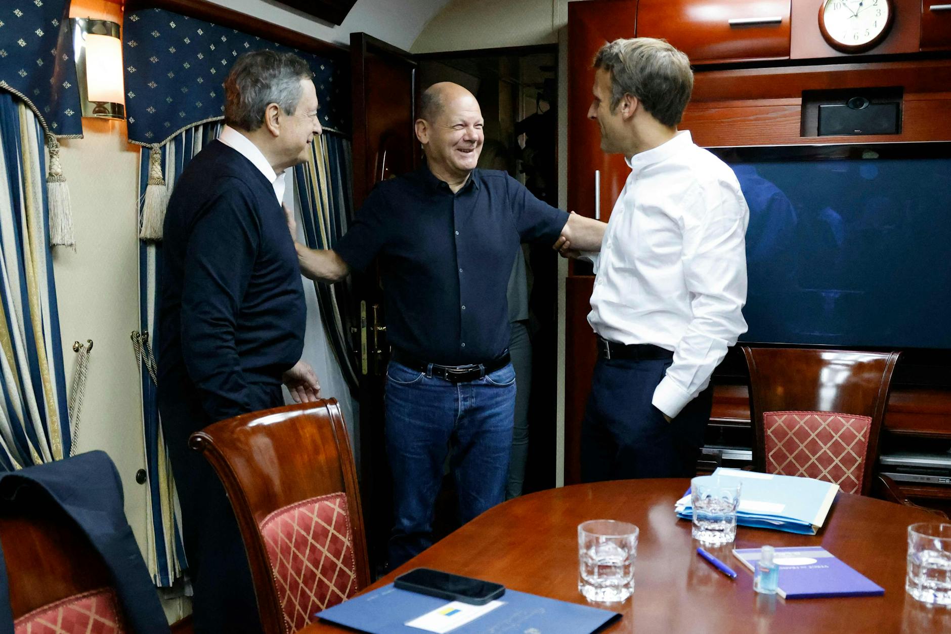 Bundeskanzler Olaf Scholz (M.), der französische Präsident Emmanuel Macron (r.), und der italienische Ministerpräsident Mario Draghi (l.) reisen an Bord eines Zuges nach Kiew.