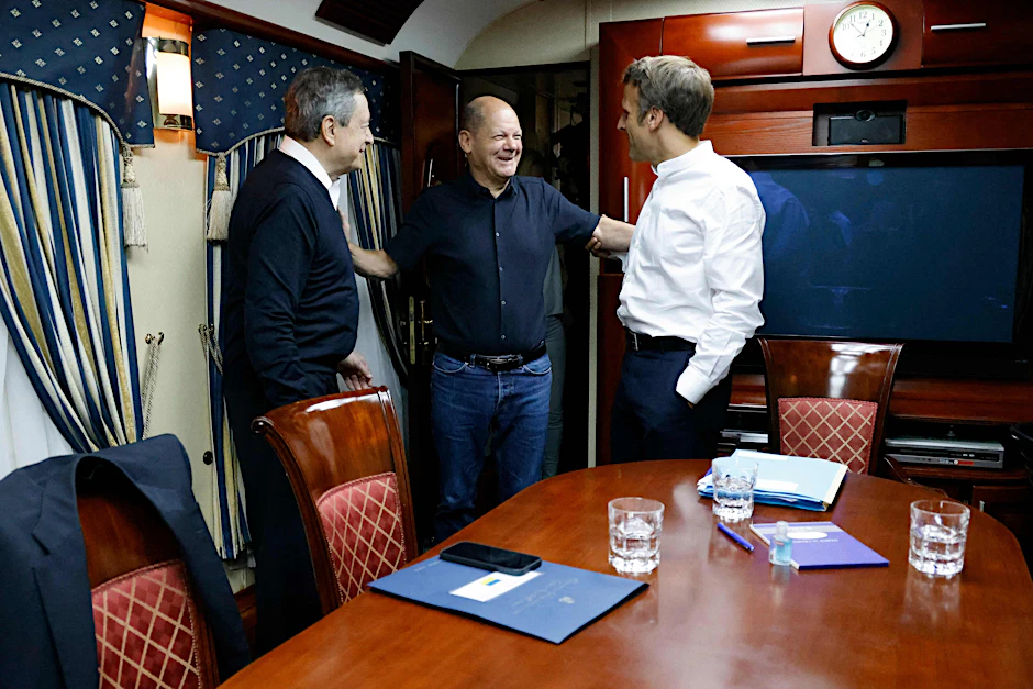 Bundeskanzler Olaf Scholz (M.), der französische Präsident Emmanuel Macron (r.), und der italienische Ministerpräsident Mario Draghi (l.) reisen an Bord eines Zuges nach Kiew.