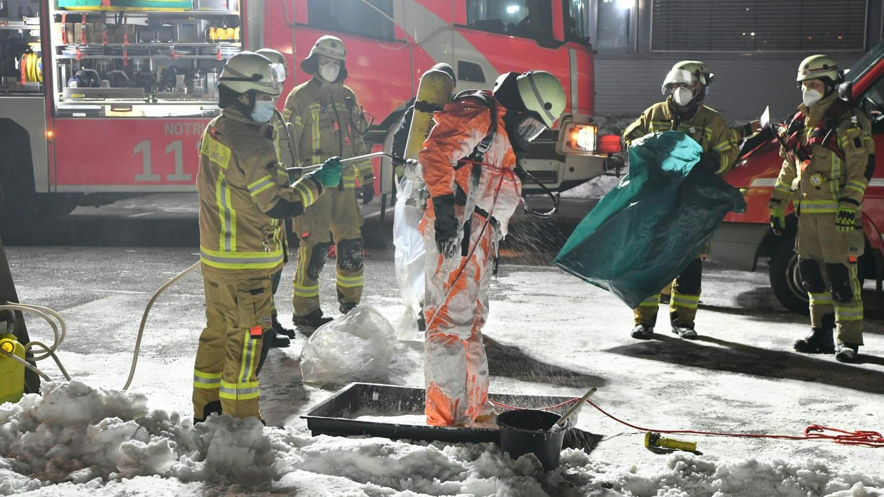 539 Feuerwehrleute waren beim tagelangen Feuer in einer Galvanikfabrik in Marienfelde im Februar 2021 im Einsatz.