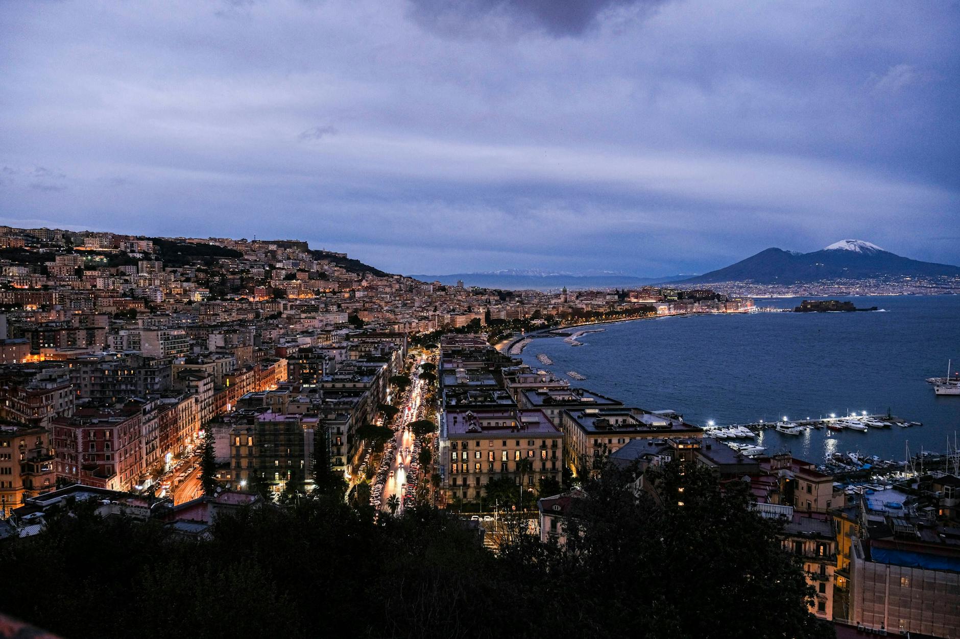 Blick auf den Golf von Neapel mit dem Vesuv im Hintergrund