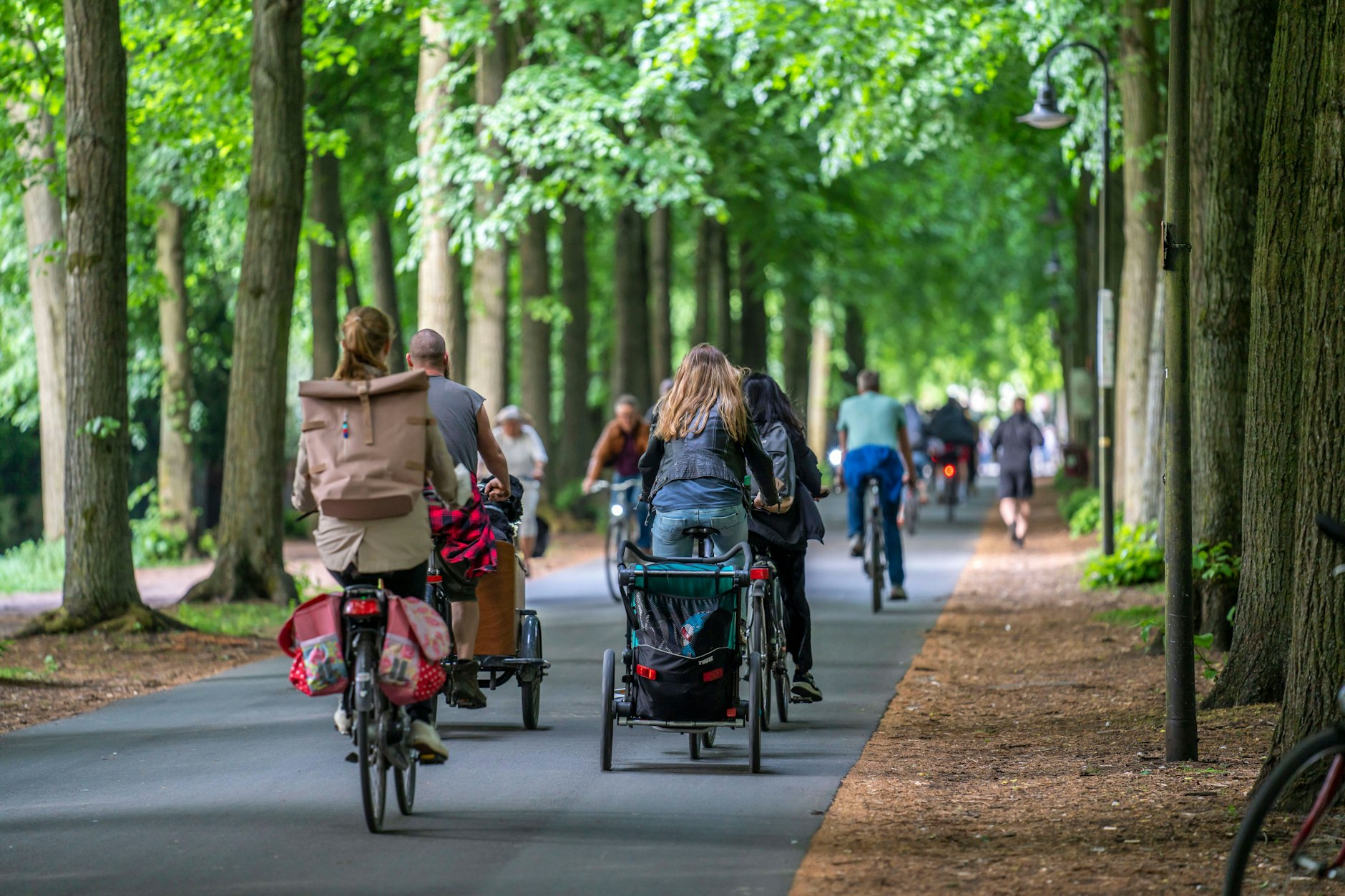 Autobahn für „Tretferraris“: Radfahrer sausen über eine Fahrrad-Schnellstraße.