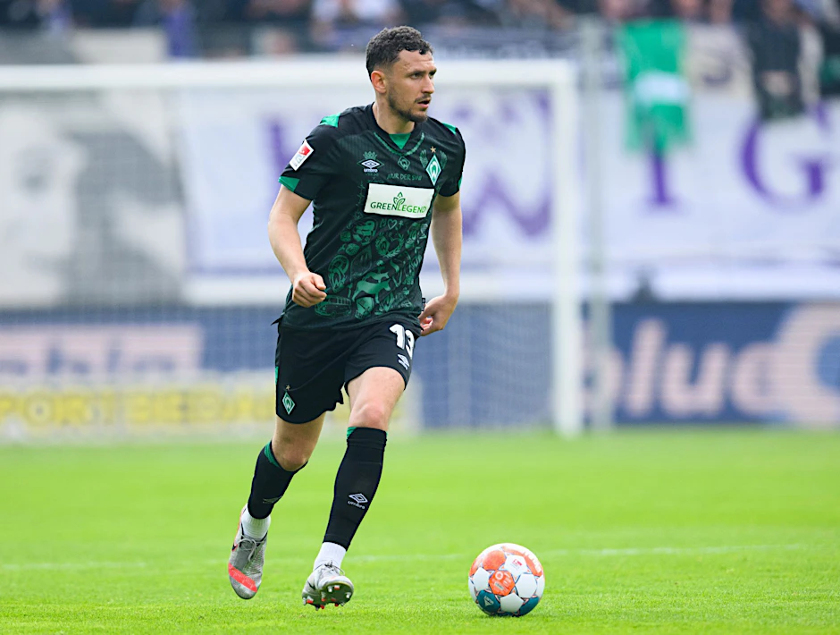 ARCHIV - Bleibt Bremen treu: Milos Veljkovic.   - WICHTIGER HINWEIS: Gemäß den Vorgaben der DFL Deutsche Fußball Liga bzw. des DFB Deutscher Fußball-Bund ist es untersagt, in dem Stadion und/oder vom Spiel angefertigte Fotoaufnahmen in Form von Sequenzbildern und/oder videoähnlichen Fotostrecken zu verwerten bzw. verwerten zu lassen.
