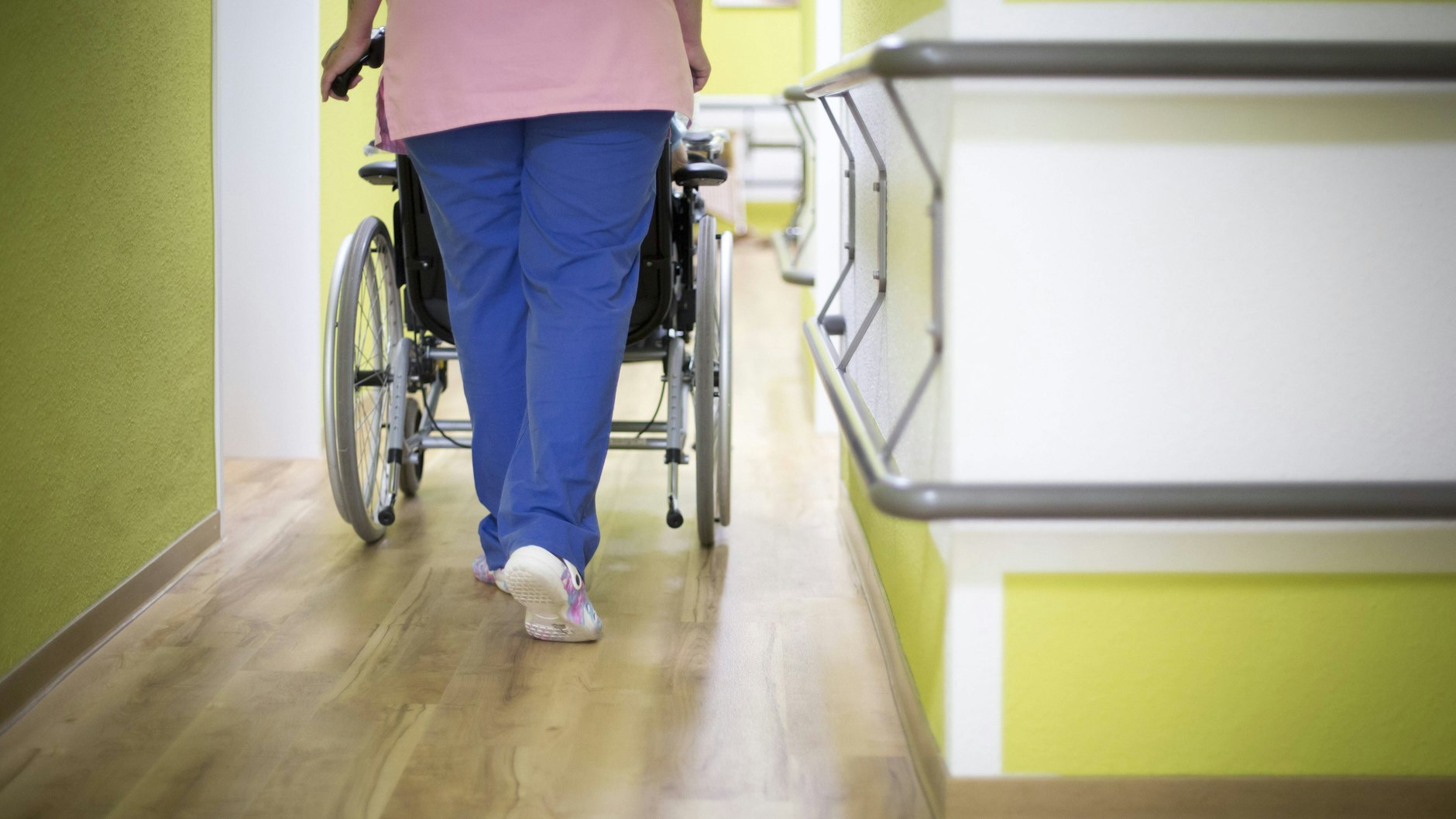 Pflegekräfte sind heiß begehrt, werden aber oft nicht angemessen behandelt.