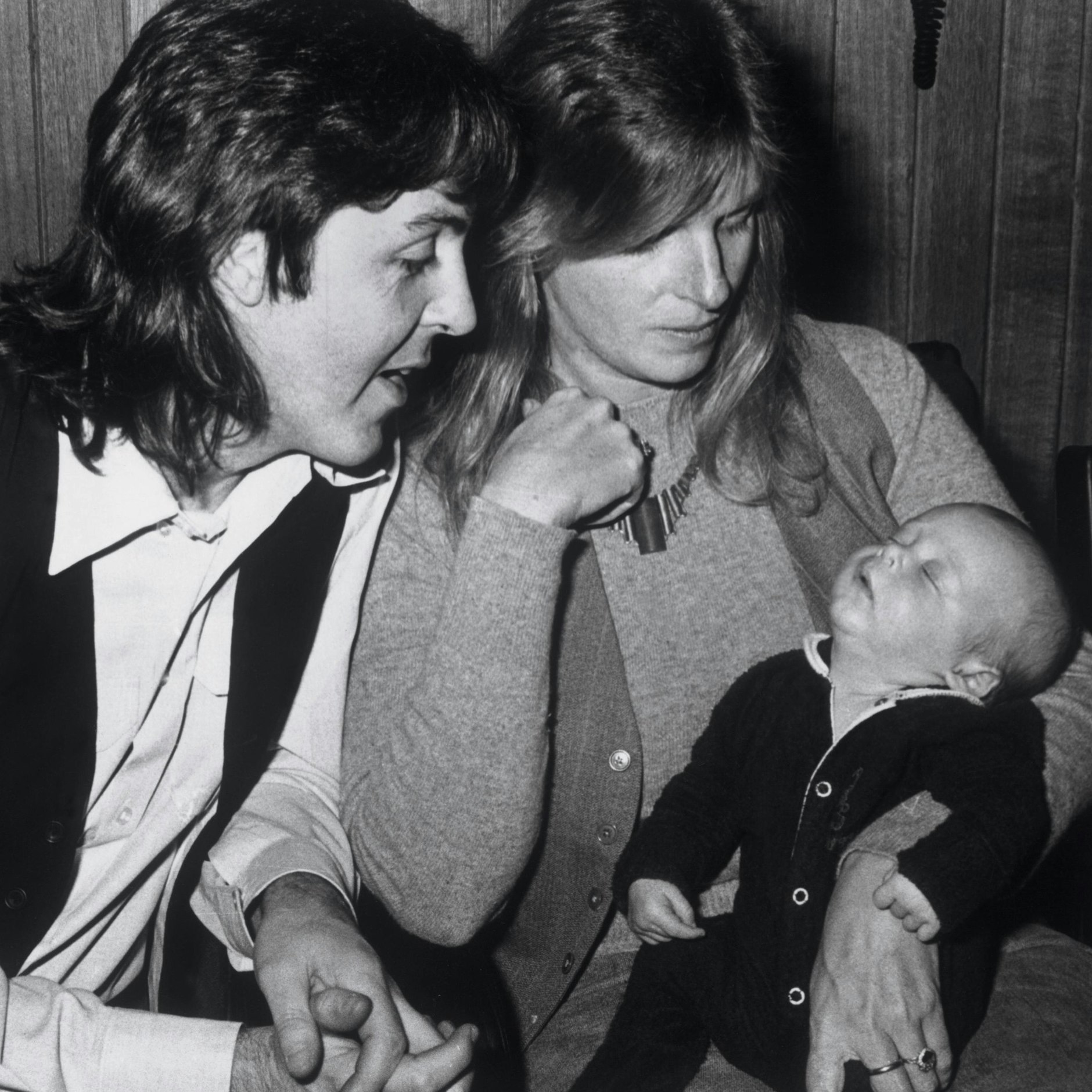 Paul McCartney mit seiner ersten Ehefrau und großen Liebe Linda und Baby Mary (1969).