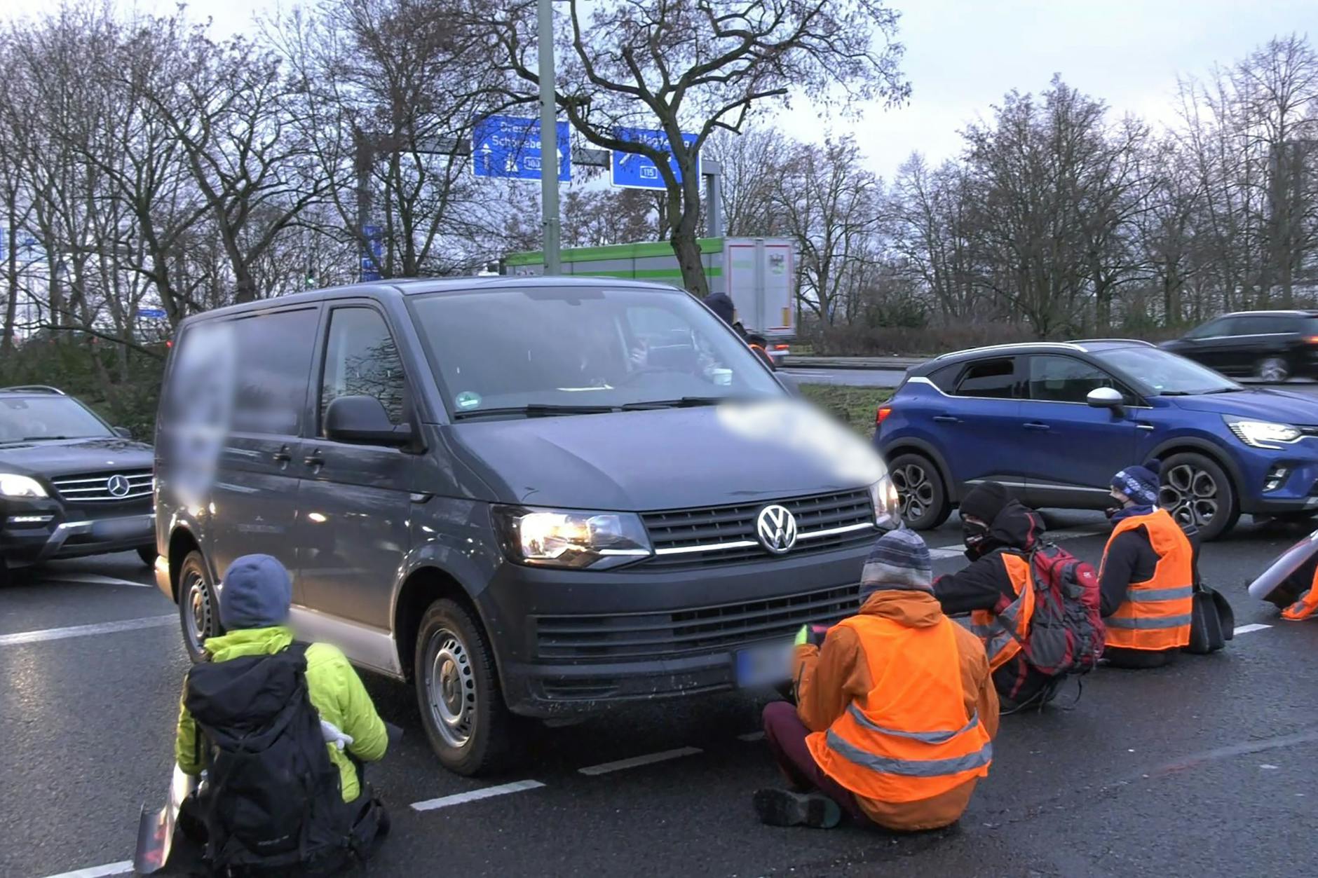 Radikale Klimaaktivsten blockieren die Abfahrt der Berliner Stadtautobahn 100 unweit des ICC.
