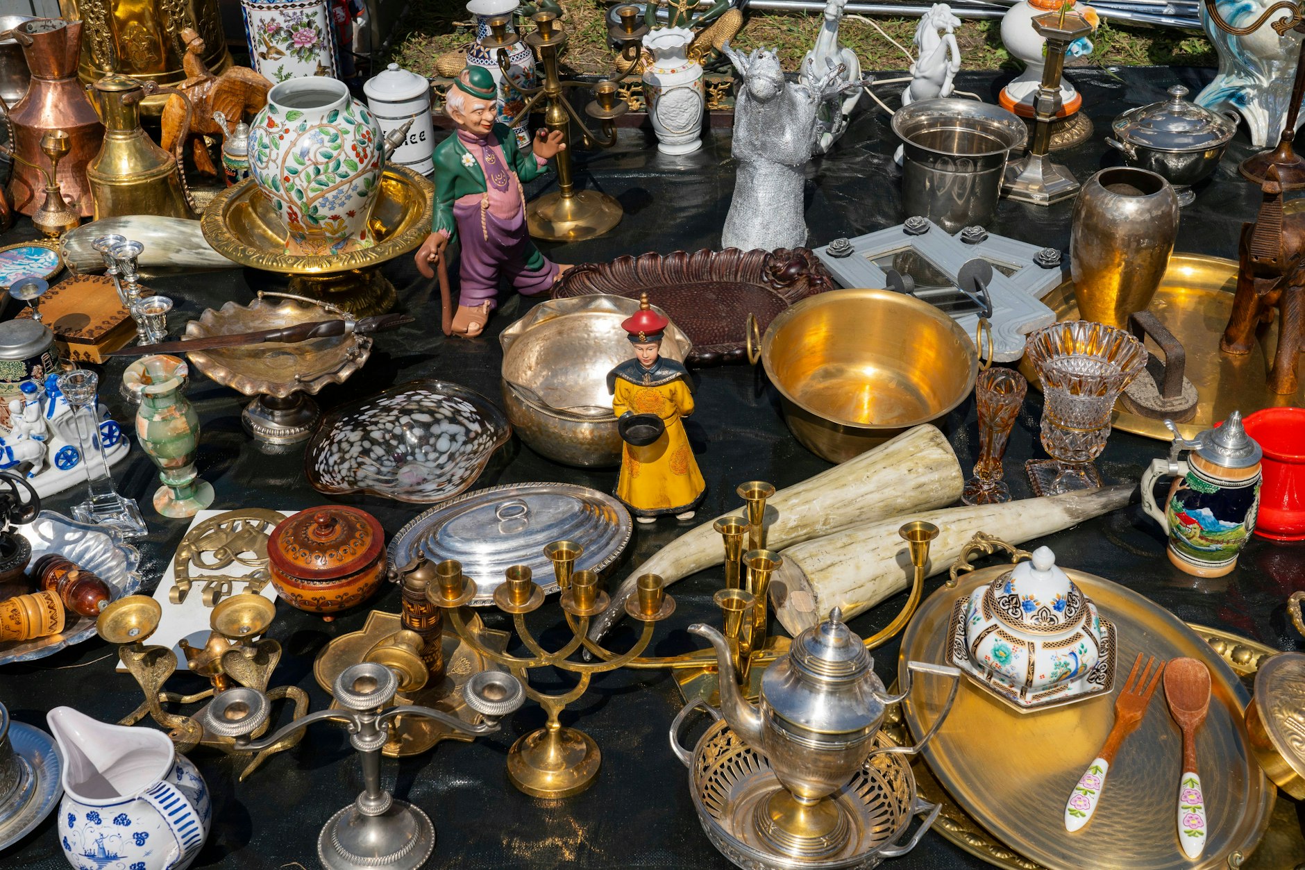 Der Antikflohmarkt ist ziemlich gut sortiert: Hier hat ein Stand seinen Fokus offenbar auf Messing gelegt.