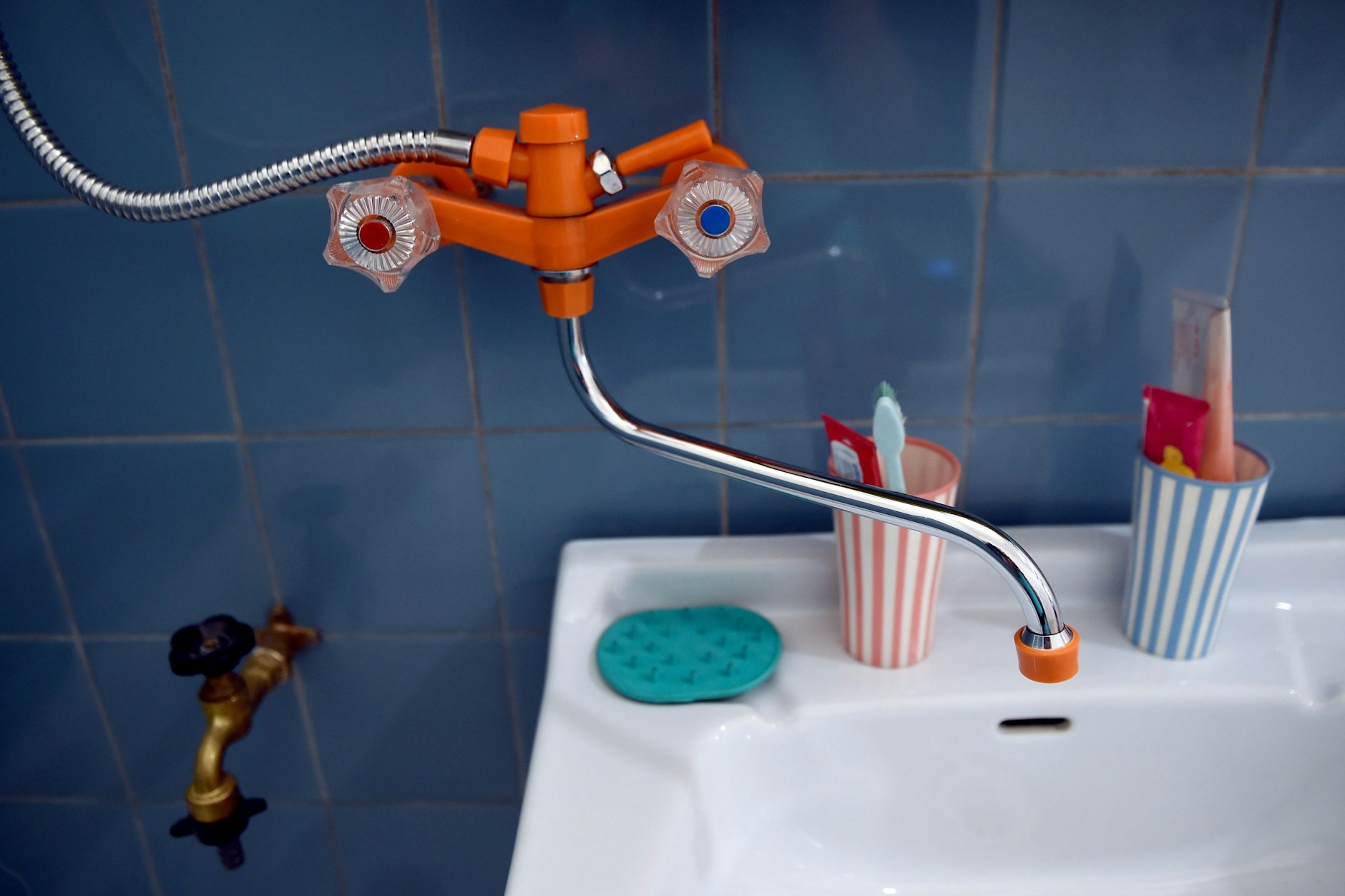 Hübscher Vintagelook, aber ein Energieverschwender: An Wasserhähnen mit zwei Rädern für Kalt- und Warmwasser läuft tendenziell mehr warmes Wasser ungebraucht den Abfluss hinunter als bei sogenannten Einhebelmischern.