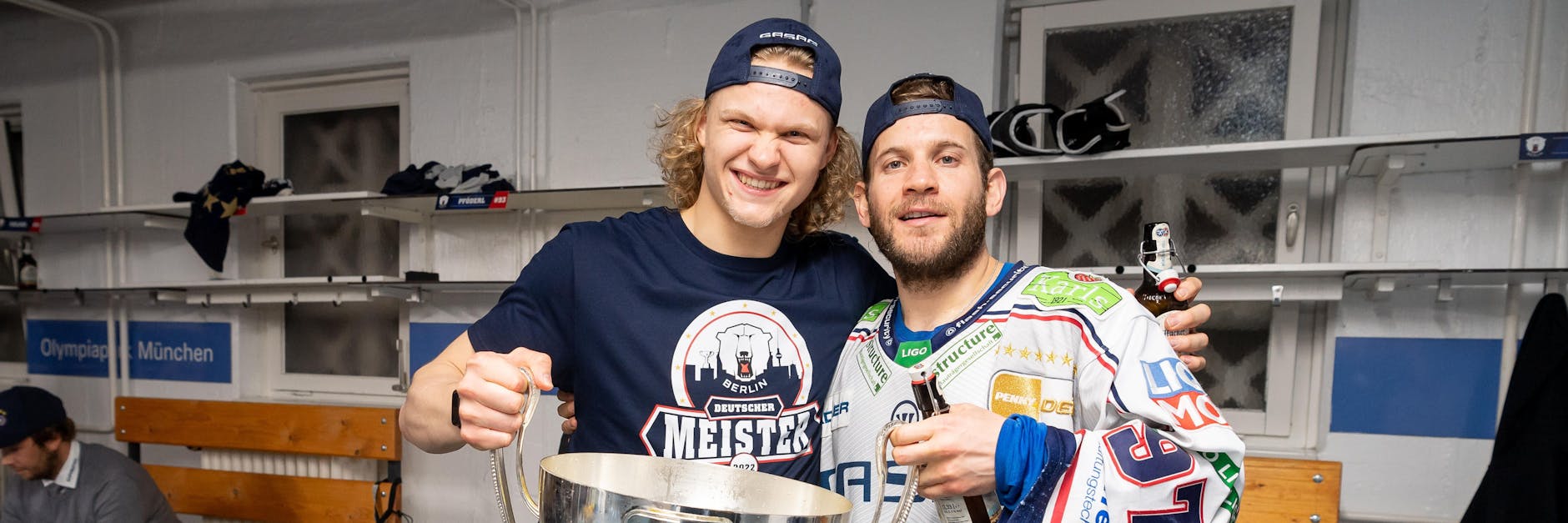 Korbinian Geibel (l.) und Matt White feiern die gewonnene Meisterschaft nach dem Spiel in München.