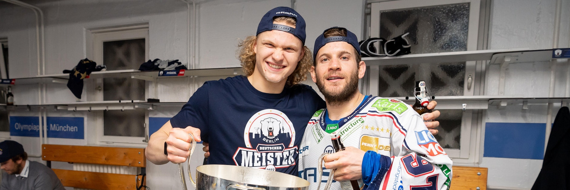 Korbinian Geibel (l.) und Matt White feiern die gewonnene Meisterschaft nach dem Spiel in München.