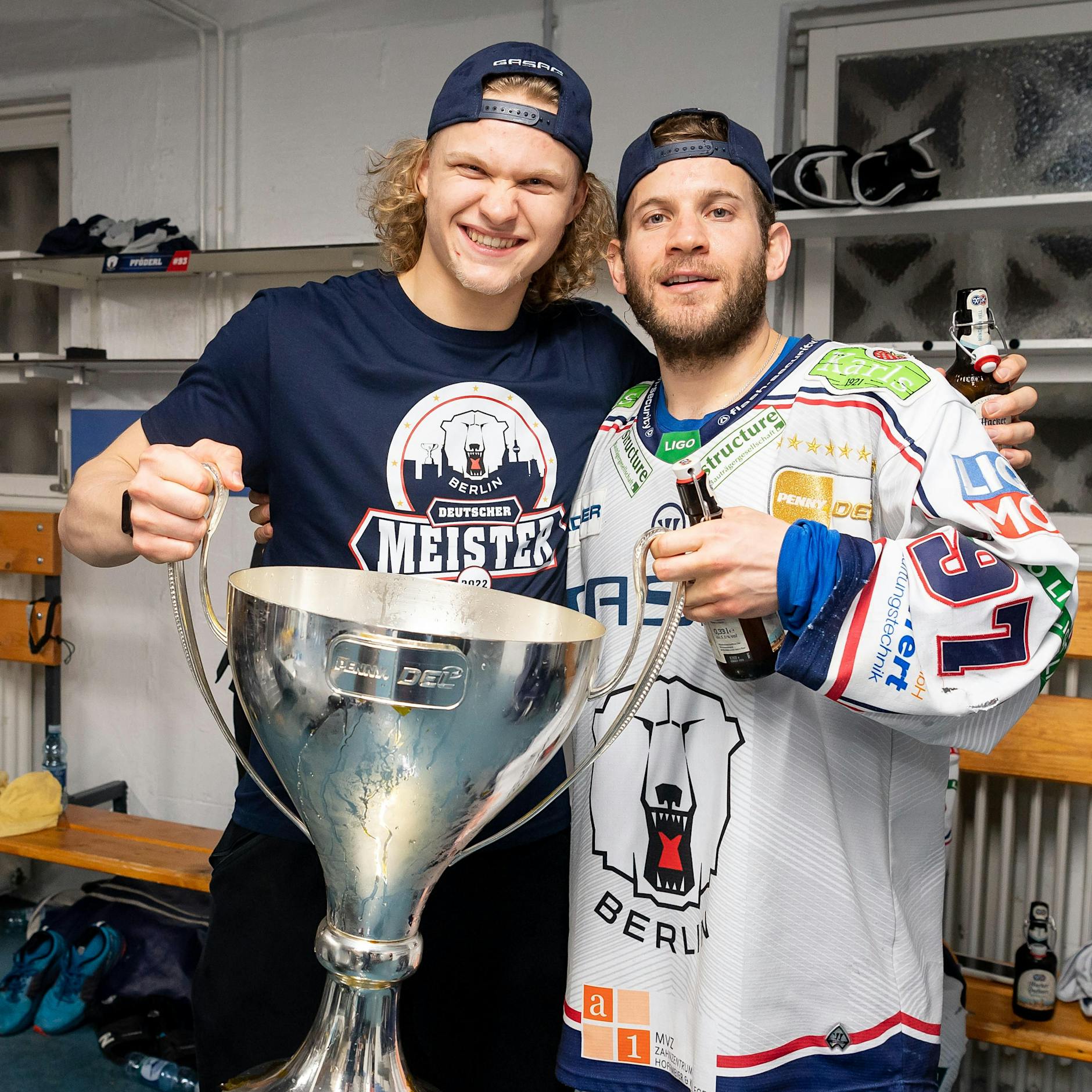 Für den guten Zweck: Eisbären-Jungstar Korbinian Geibel hat die Locken ab!