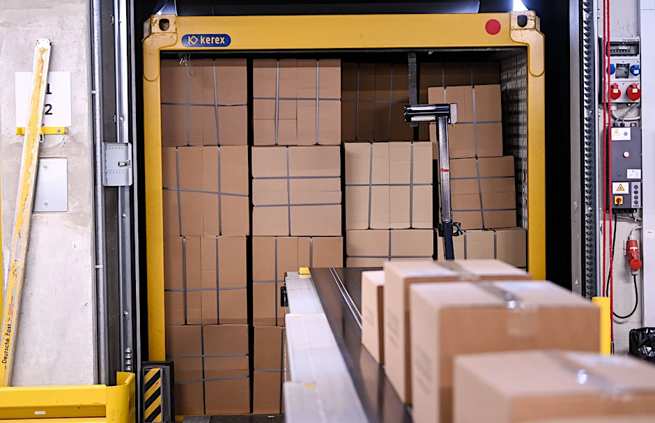 ARCHIV - Pakete werden im Mega-Paketzentrum der Deutsche Post DHL Group angeliefert.  