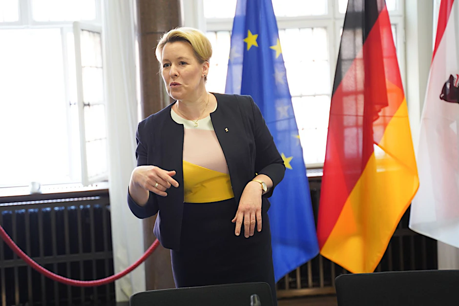 Franziska Giffey (SPD), Regierende Bürgermeisterin von Berlin, kommt zur Sitzung des "Bündnis für Wohnungsneubau und bezahlbares Wohnen" in Rote Rathaus.  