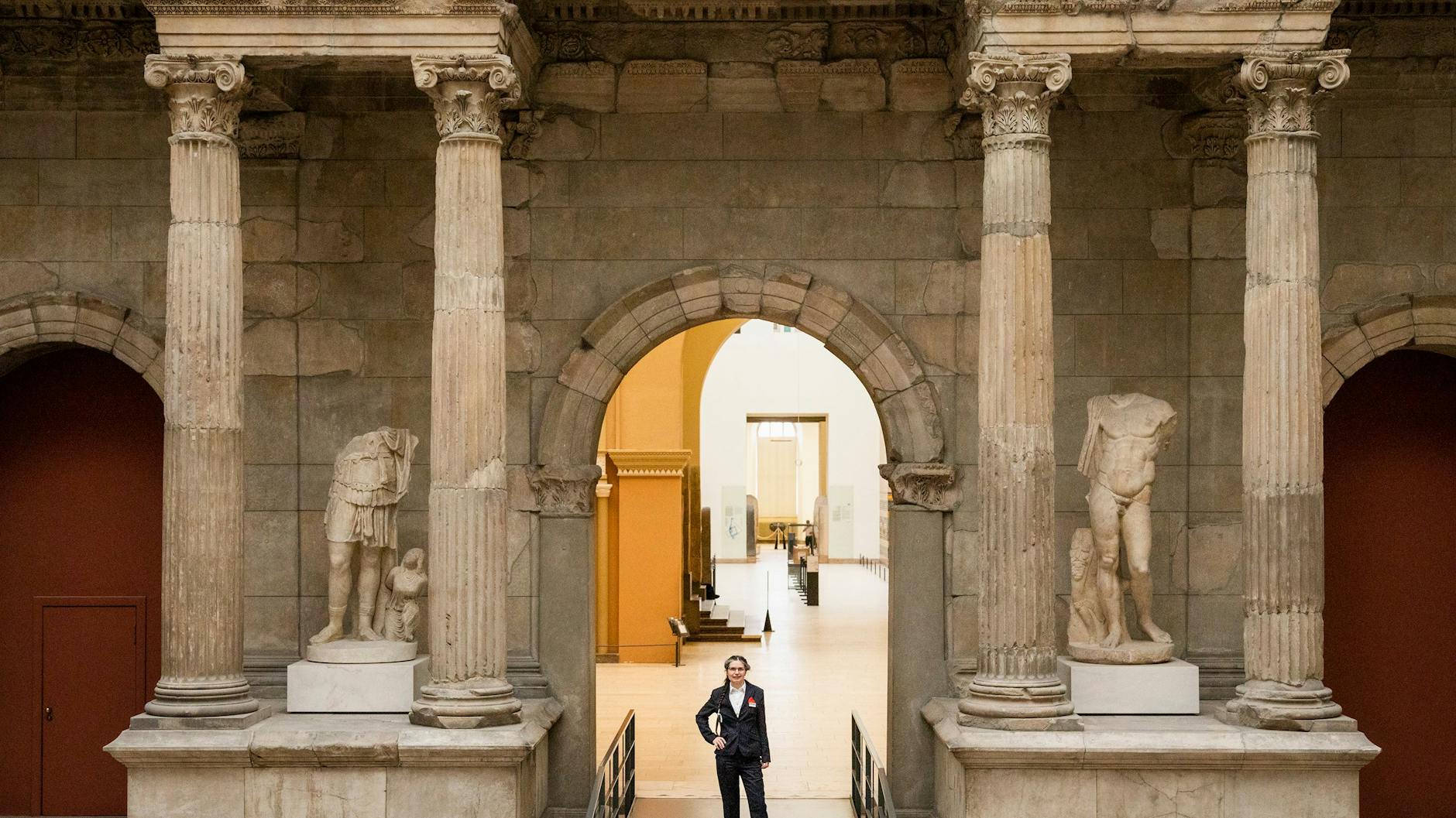 Christiane Lehmert vor dem Markttor von Milet im <a target="_blank" href="https://www.smb.museum/museen-einrichtungen/pergamonmuseum/home">Pergamonmuseum</a>: „Das Markttor gefällt mir so gut, weil es so filigran gearbeitet ist.“