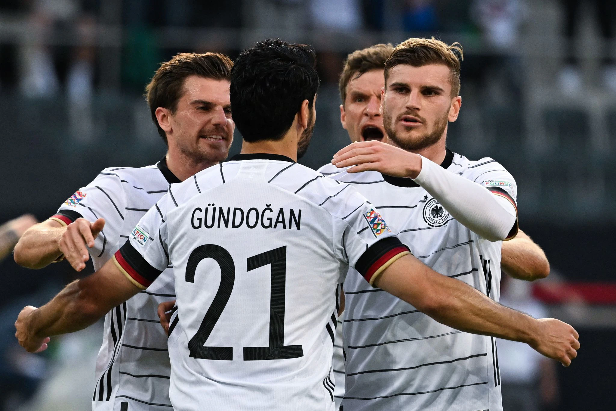 dpatopbilder - Ilkay Gündogan, Jonas Hofmann (l), Thomas Müller (2.v.r) und Timo Werner jubeln nach einem sensationellen 5:2-Sieg gegen Angstgegner Italien.  