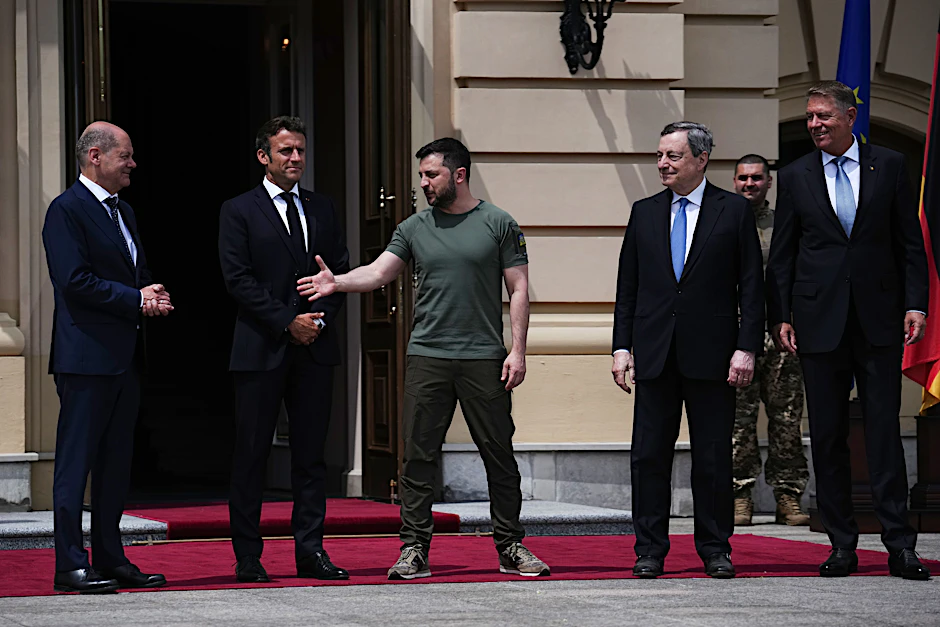 Kiew: Wolodymyr Selenskyj (M), Präsident der Ukraine, begrüßt Bundeskanzler Olaf Scholz, Emmanuel Macron, Präsident von Frankreich, Mario Draghi, Ministerpräsident von Italien, und Klaus Iohannis, Präsident von Rumänien.