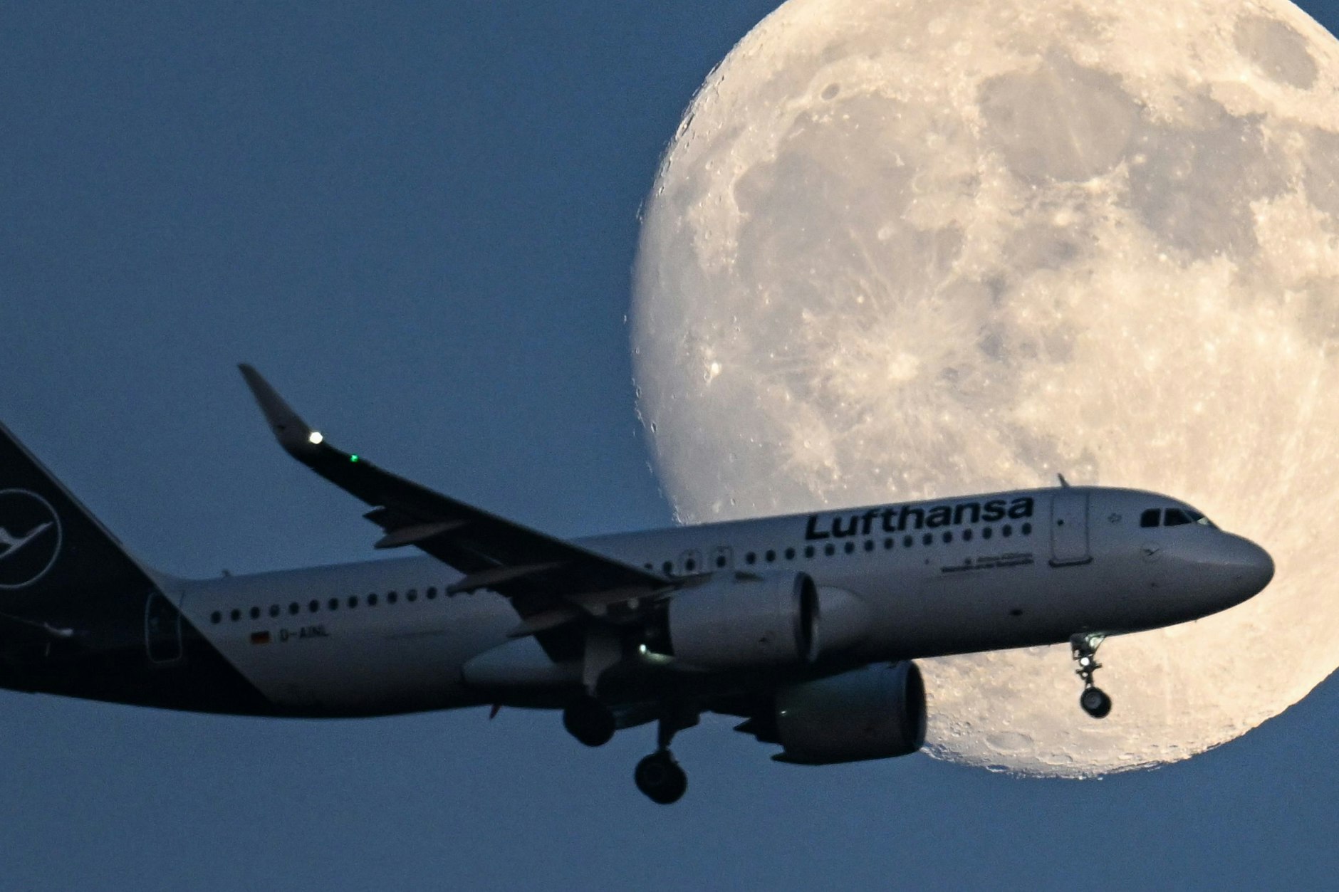 Maschine der Lufthansa beim Landeanflug. (Symbolbild)