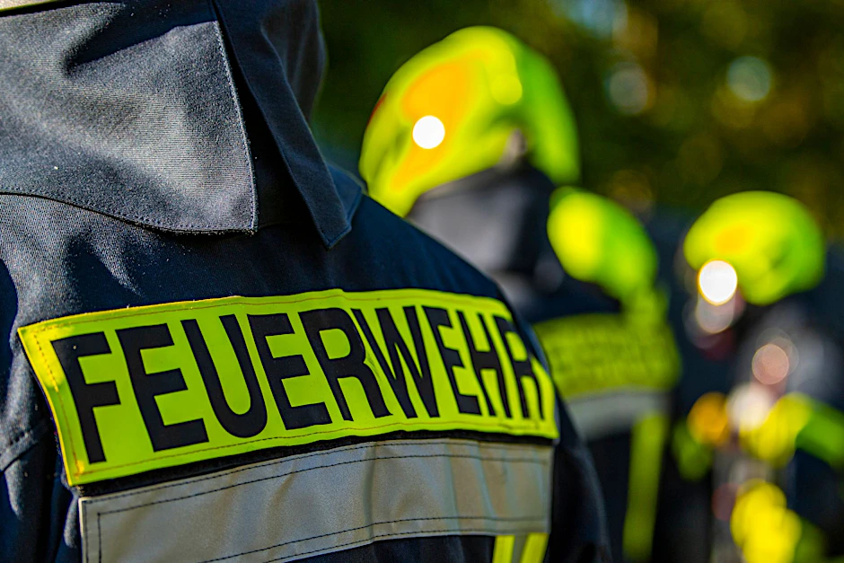 Feuerwehrleute stehen zusammen, um den Einsatz zu besprechen (Symbolbild).