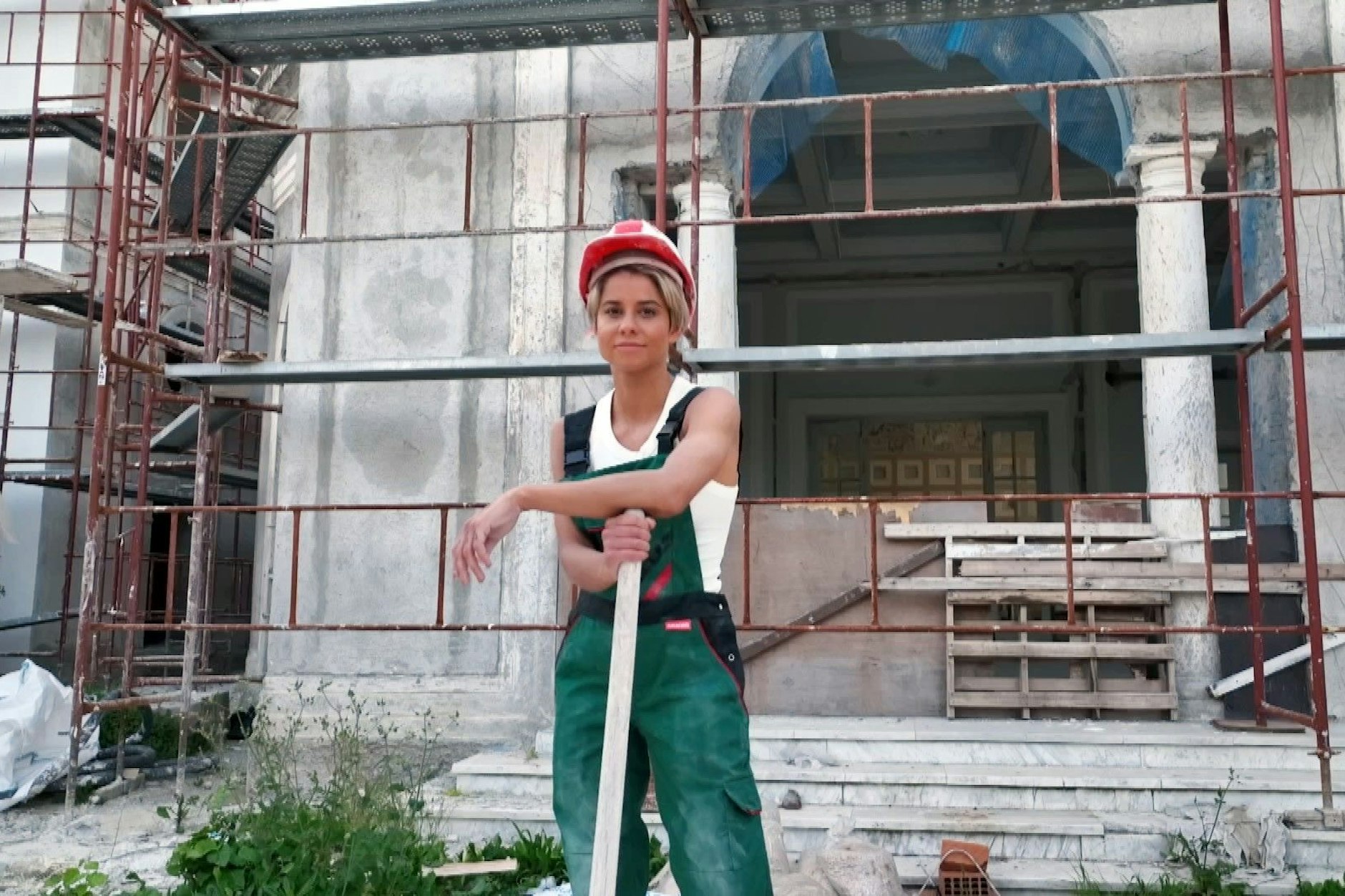 Hat auch mit Männergruppen kein Problem: Bevor sie zur Prinzessin wurde, arbeitet Hanna im Trockenbau.