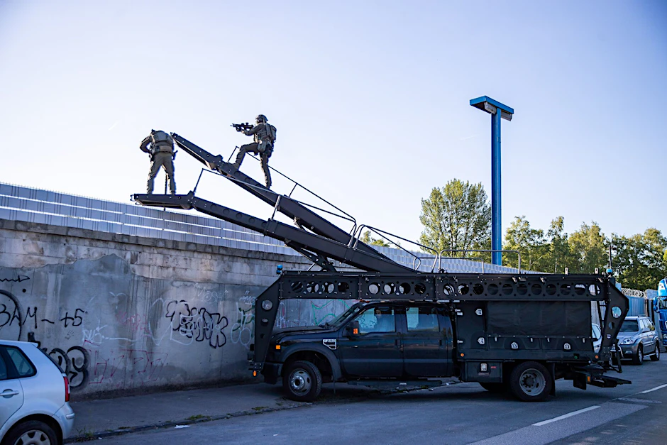 Spezialfahrzeug mit einer ausfahrbaren Rampe beim Drogeneinsatz in Essen.  