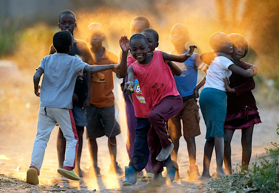 Kinder spielen auf den staubigen Straßen von Epworth, einem Armenviertel am Stadtrand von Harare.  