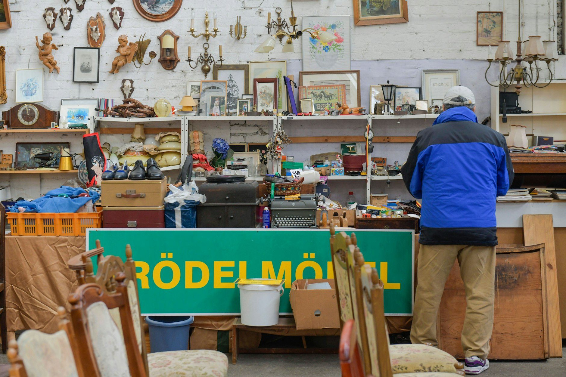 Auch bei Regenwetter trockenen Fußes über den Flohmi flanieren: In Treptow ist das möglich.