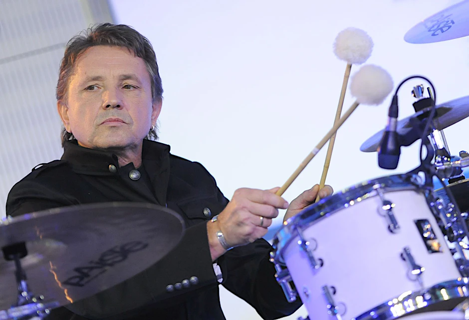 ARCHIV - Der Musiker Klaus Scharfschwerdt der Band Puhdys steht auf der Bühne.  dpa/Archivbild