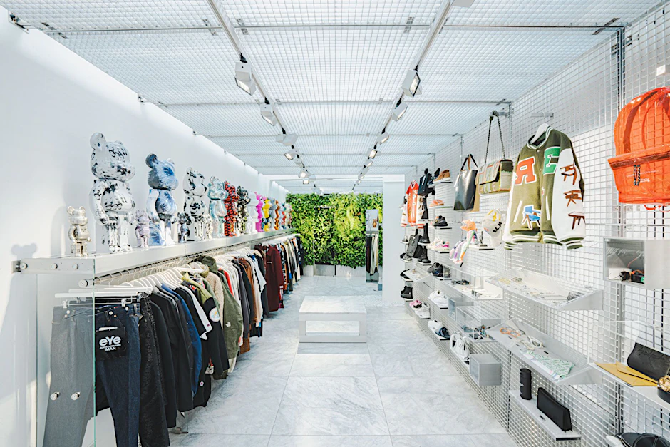 Ein Blick in die stylischen Verkaufsräume des GATE194 mit wohlkuratiertem Mix aus Streetwear, High Fashion und&nbsp;Be@rbrick-Skulpturen.