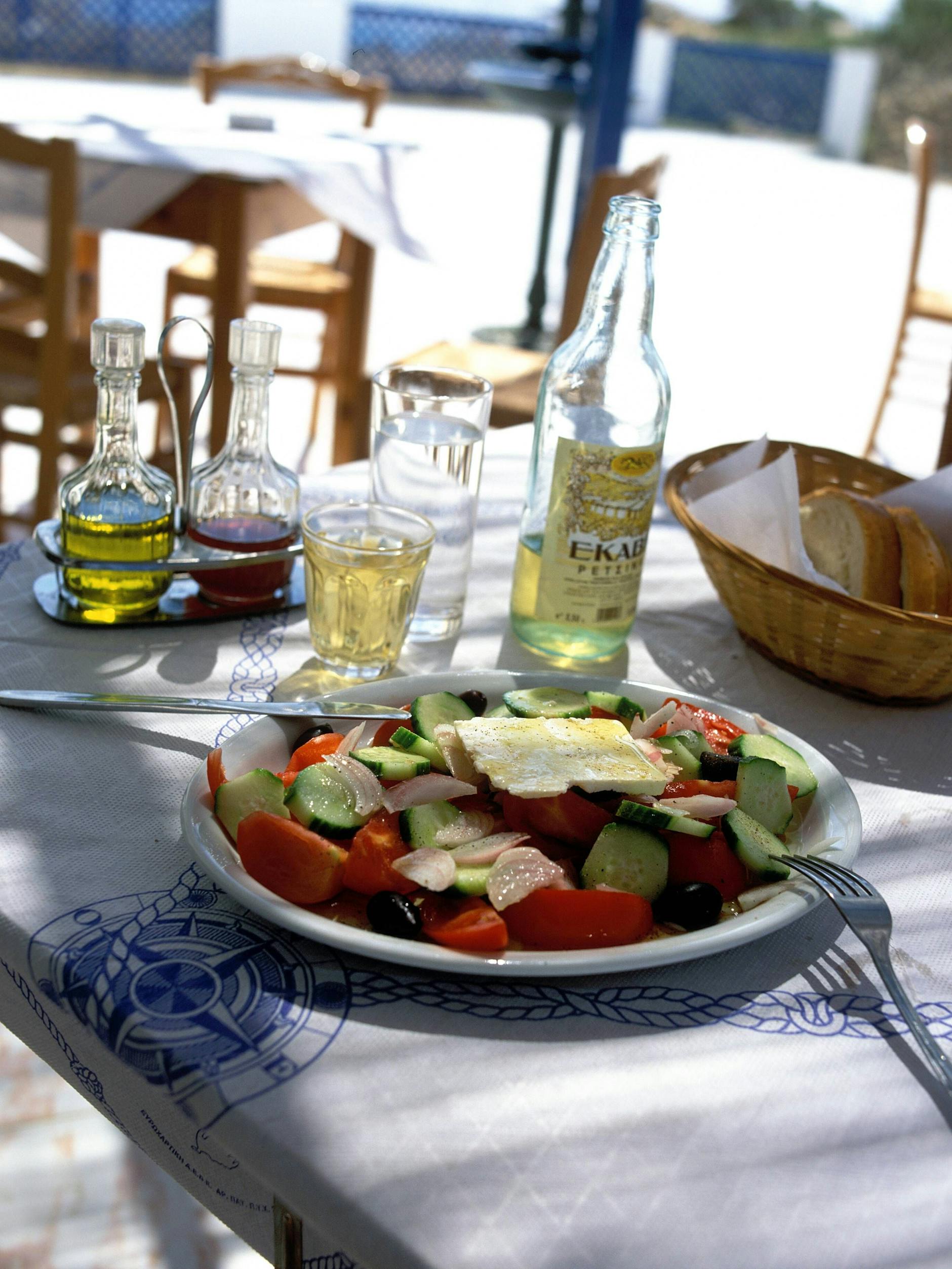 Wenn’s heiß ist und die Sonne brennt, braucht der Körper was Leichtes: Griechischer Bauernsalat mit Olivenöl ist hier eine gute Wahl.