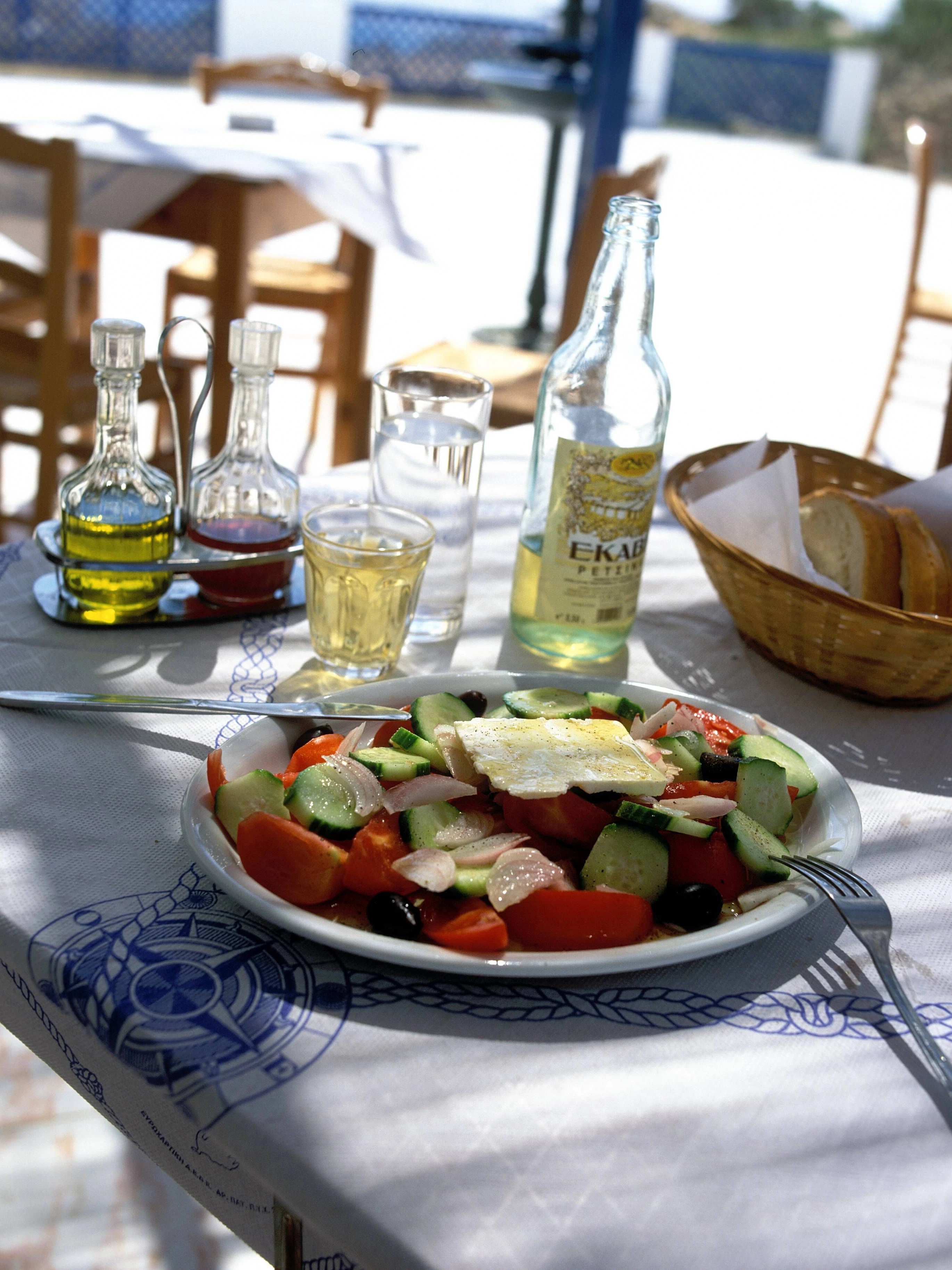 Wenn’s heiß ist und die Sonne brennt, braucht der Körper was Leichtes: Griechischer Bauernsalat mit Olivenöl ist hier eine gute Wahl.